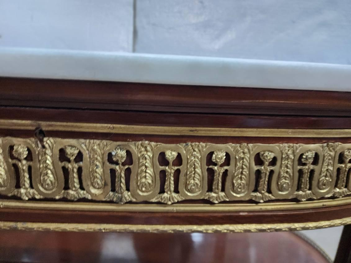 In Mahagoni-Bronze gefasster Demi-Lune-Tisch im Louis XV-Stil mit Marmorplatte.  