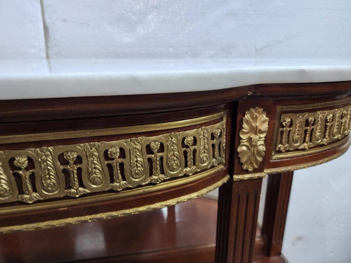 Demi-Lune-Tisch aus Mahagoni und Bronze im Louis XV.-Stil  im Angebot 1