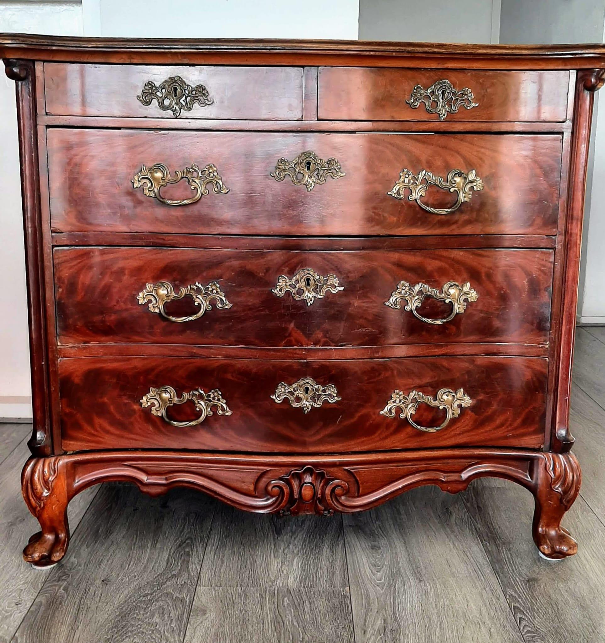 Bellissima cassettiera antica in mogano con maniglie in bronzo.

Nello stile di Luigi XV.

Circa alla fine del XIX secolo.

Fondo splendidamente intagliato con zampe di leone.

Tutte le maniglie in bronzo sono complete.

Tutti i cassetti si aprono