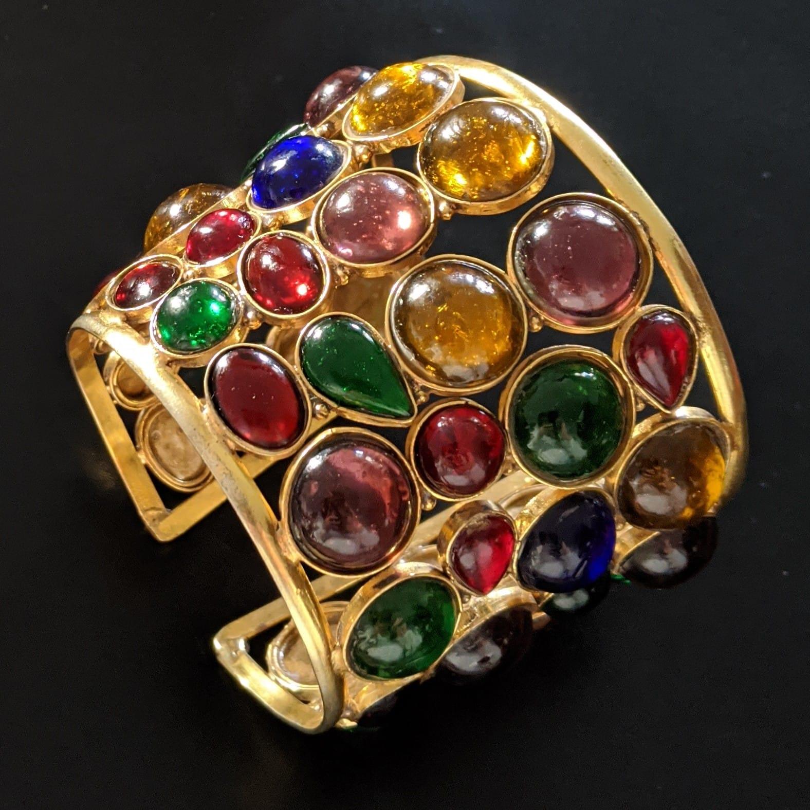 Magnificent and very rare BRACELET cuff,
signed Maïa N (Maya NAKHLE),
star jewelry,
gilded metal, GRIPOIX glass cabochons,
width 6 cm, diameter 6 cm and 7 cm, adjustable, weight 90 g,
good condition, slight signs of wear.


Celebrities have become