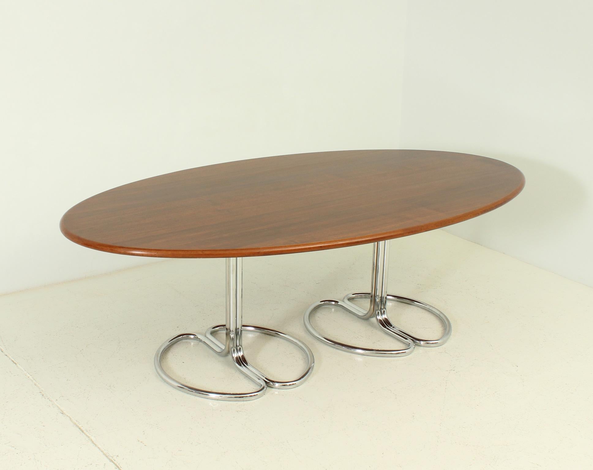 Maia dining table designed in 1969 by Giotto Stoppino for Bernini, Italy. Rare oval model with double pedestal in chromed metal and a walnut wood table top.