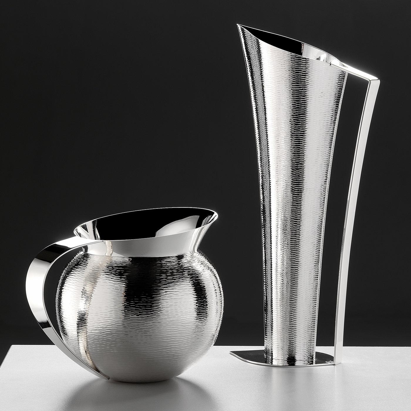 A gorgeous round pitcher with a lustrous shine combined with a dazzling texture is crafted elegantly in a silver-plated alloy.
