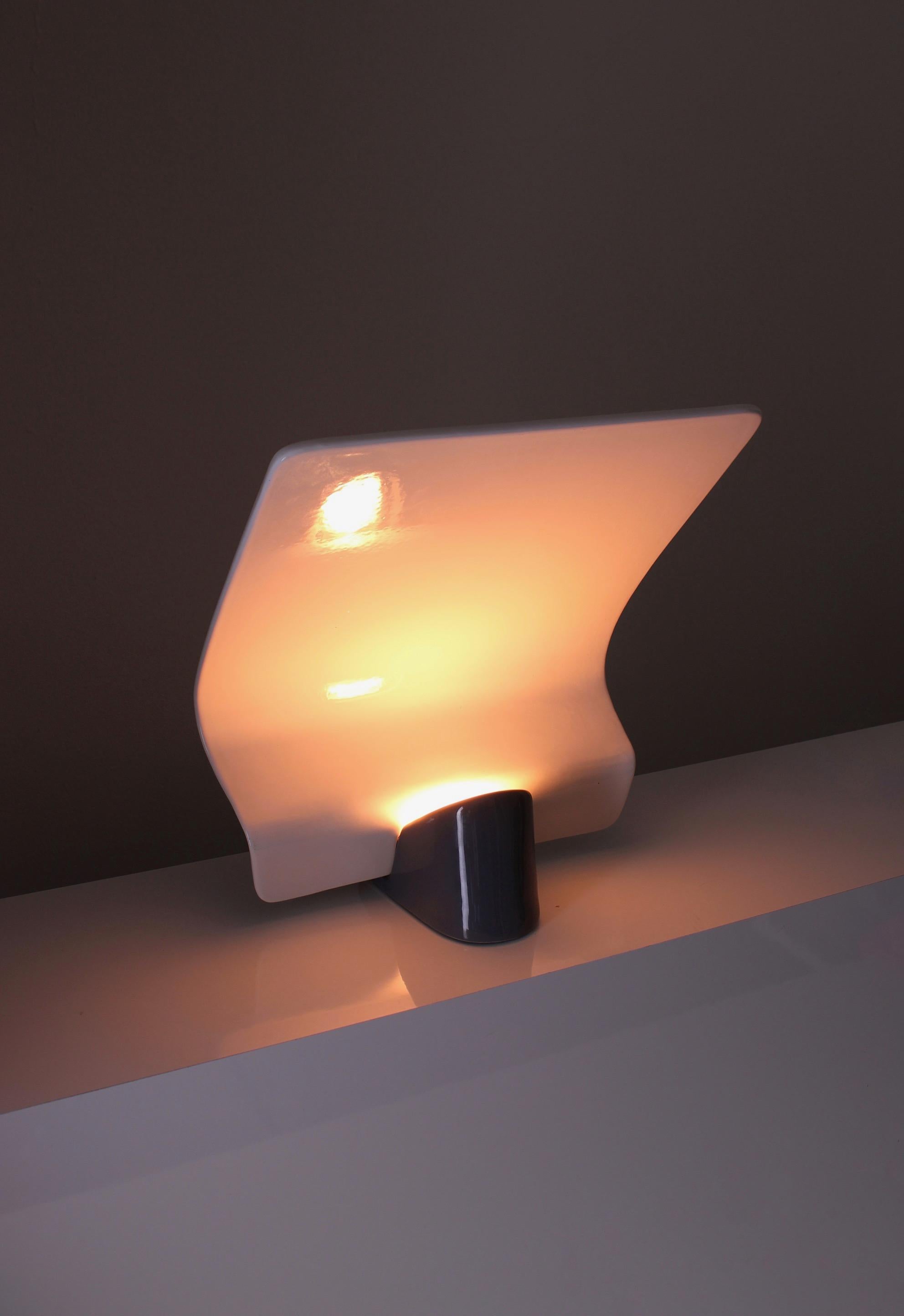 Rare lampe de table modèle Maia conçue par Arturo Silva vers 1990. Produit par le fabricant italien Antonangeli. À la fin des années 1980, Antonangeli propose une nouvelle série de luminaires en porcelaine conçus par Bruno Gecchelin, Laura Mandelli,