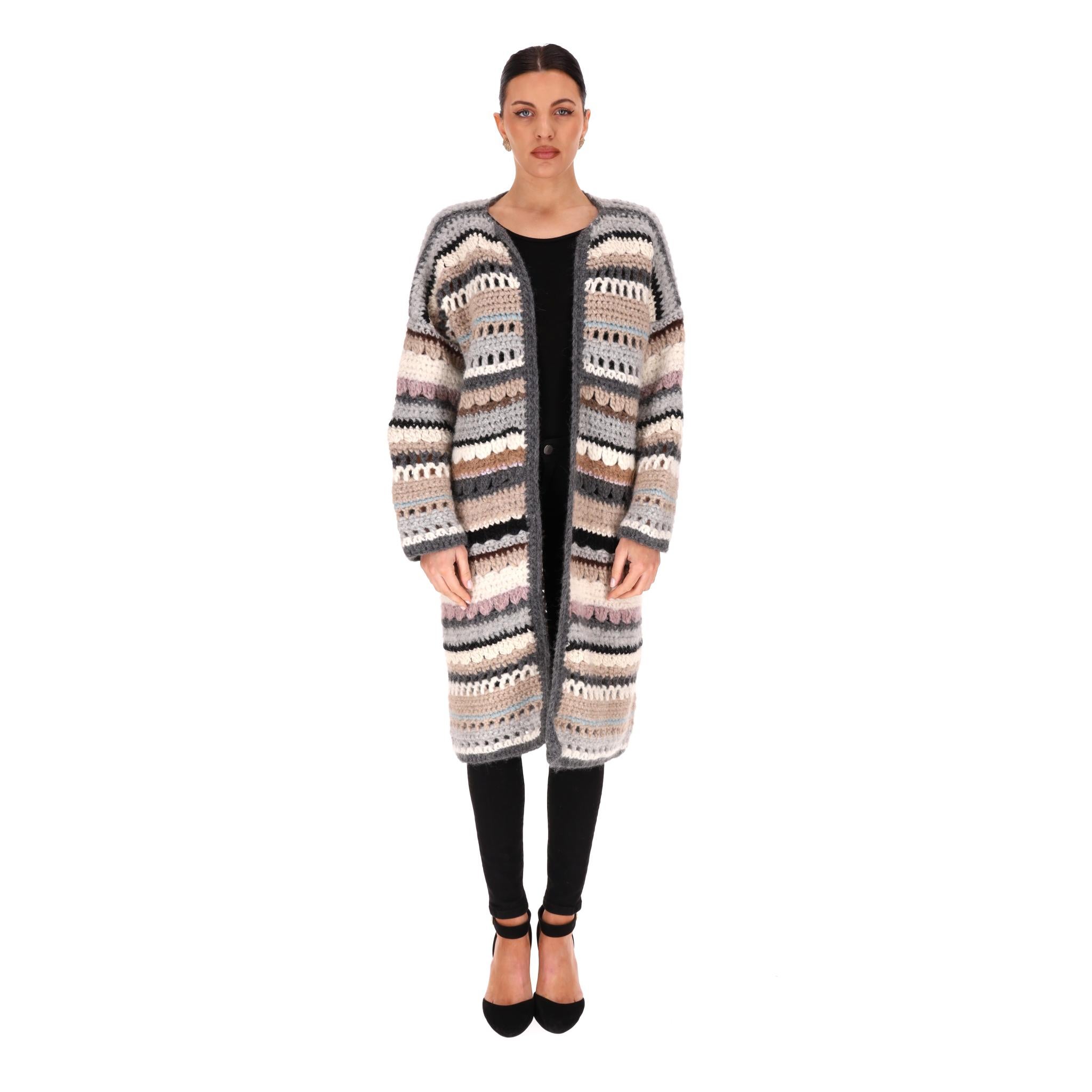 Cardi/Cappotto all'uncinetto in alpaca e lana merino Maiami

Cardigan in alpaca fatto a mano con motivo a righe all'uncinetto in toni naturali.

Caratterizzato da una vestibilità oversize aperta sul davanti. 

Prezzo di listino £670

Taglia -