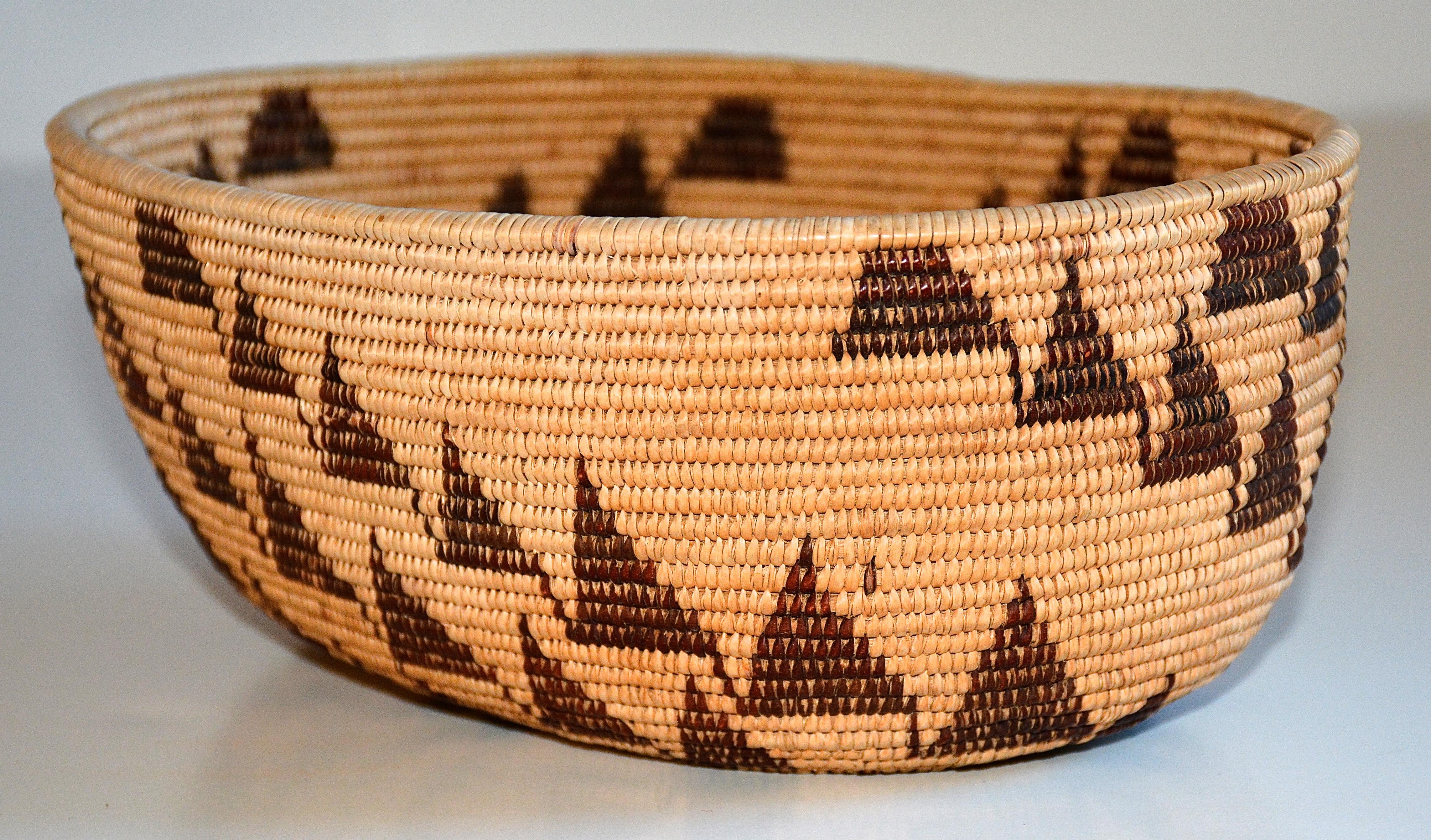 Native American Maidu Basketry Bowl, 1910-1920 For Sale