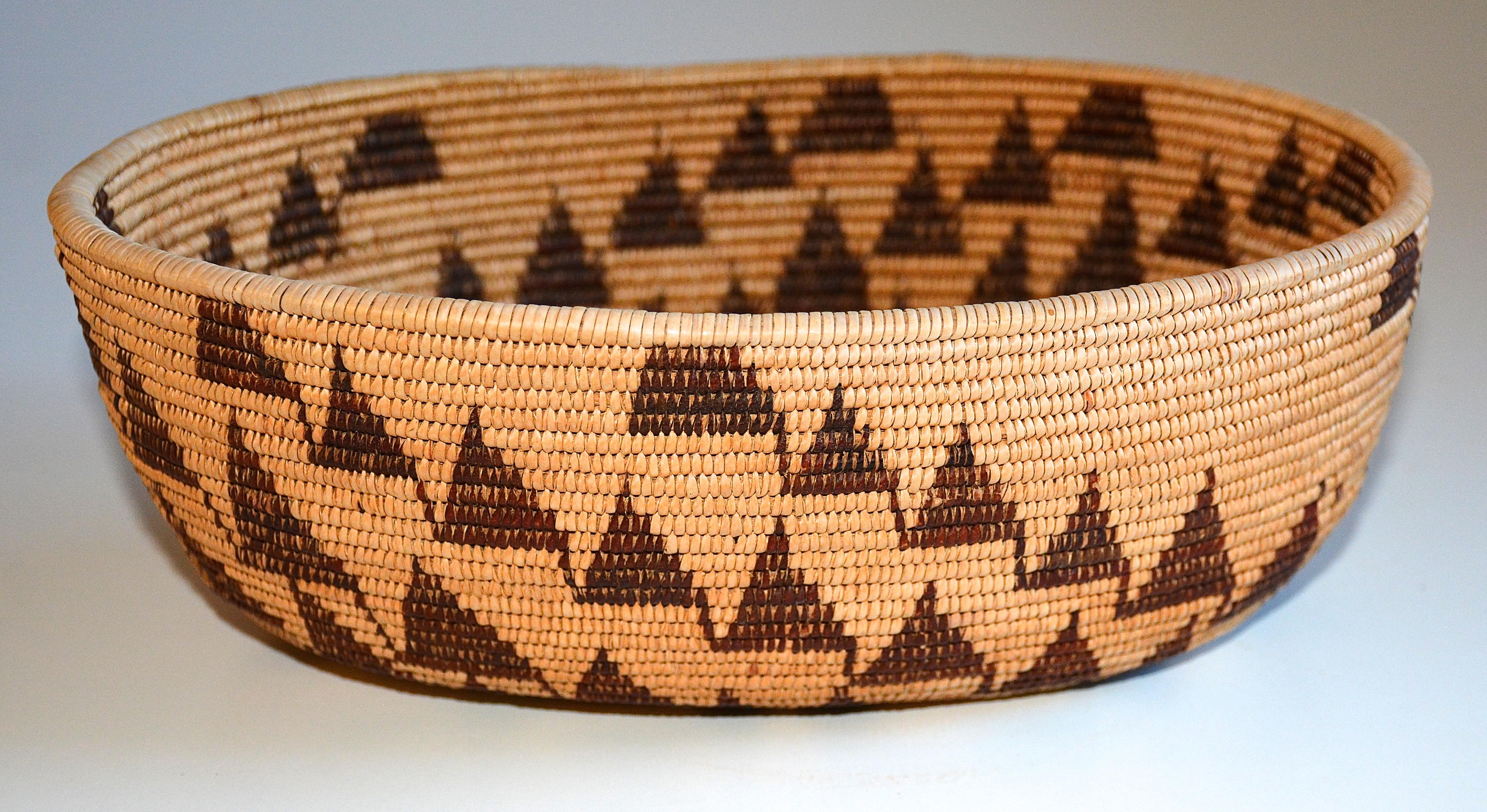 American Maidu Basketry Bowl, 1910-1920 For Sale