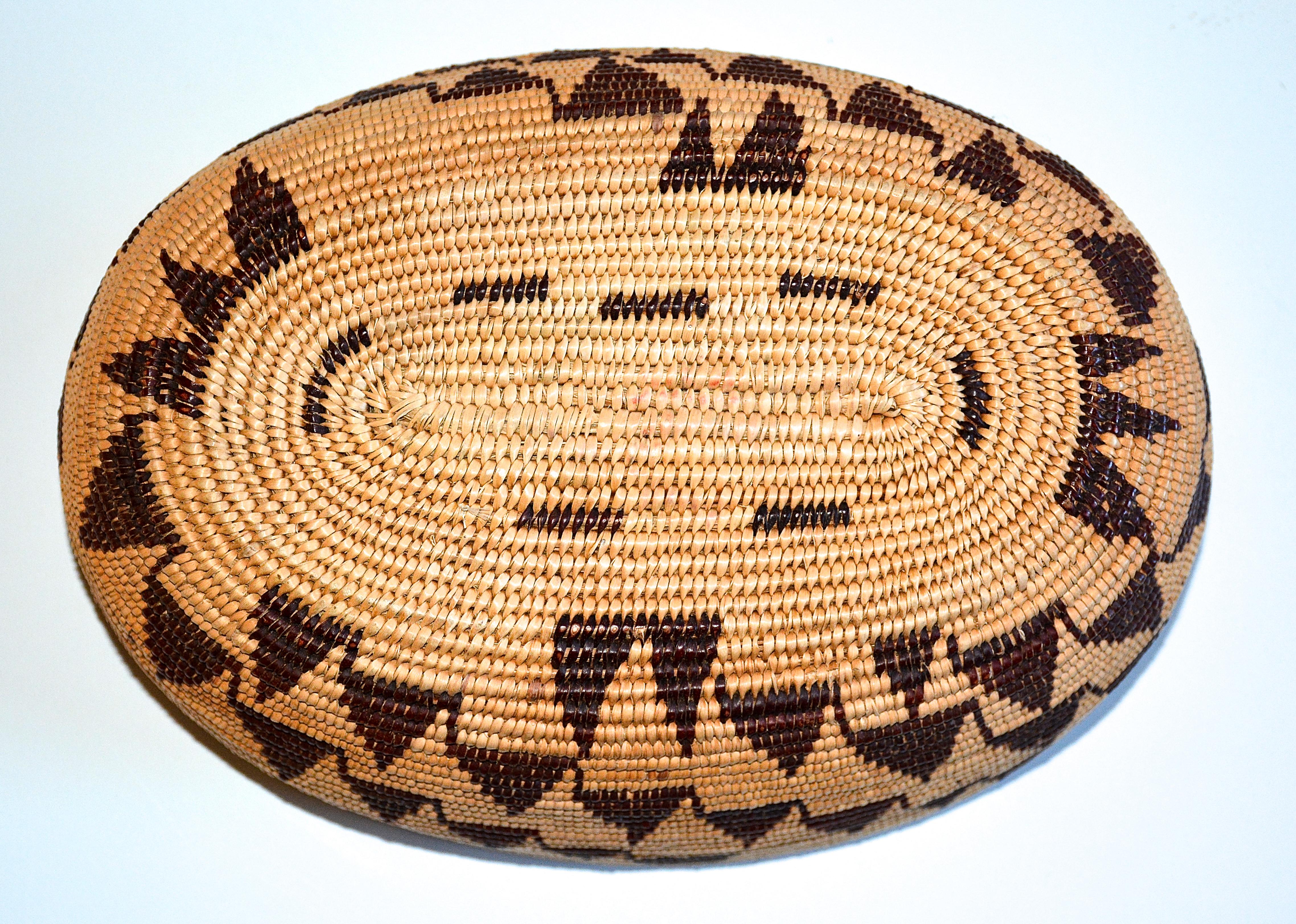 Maidu Basketry Bowl, 1910-1920 In Excellent Condition For Sale In Los Angeles, CA