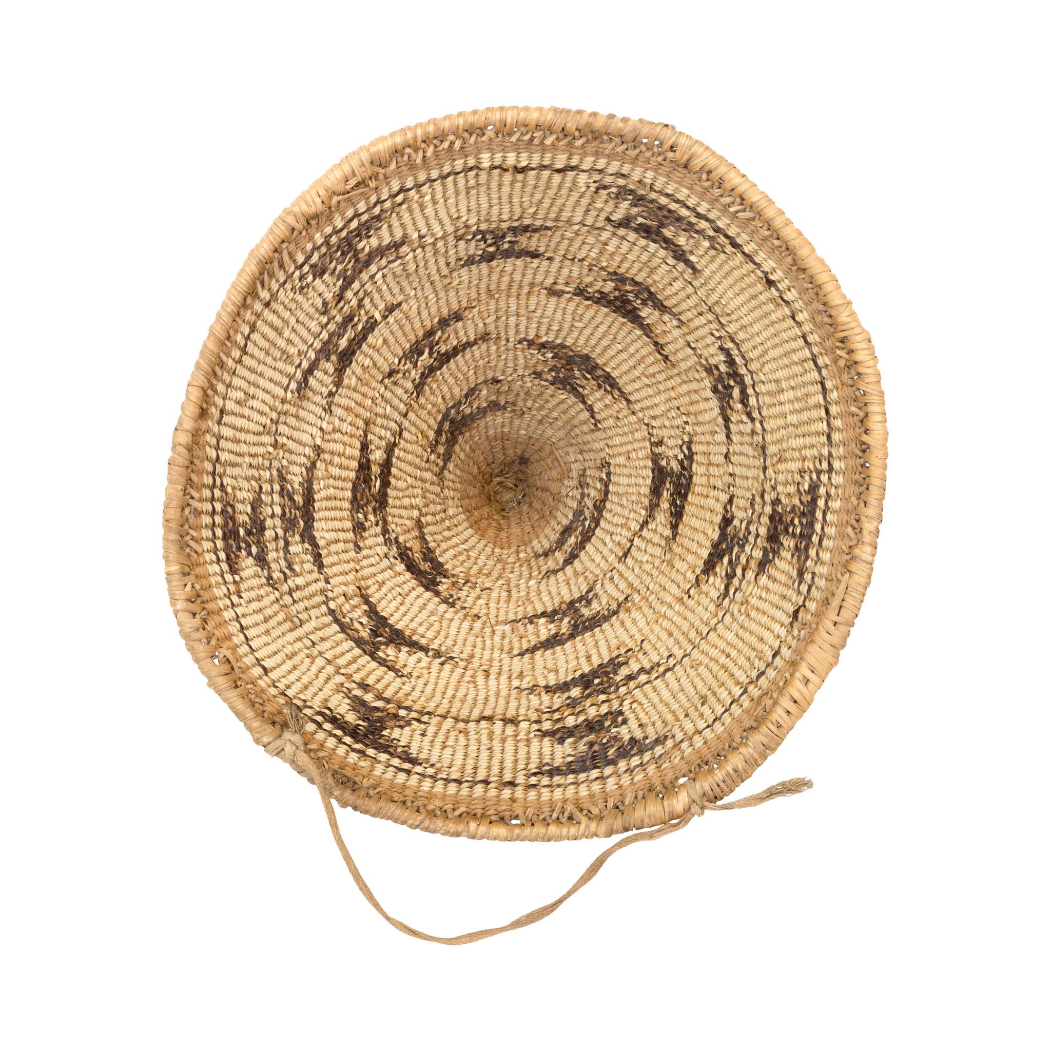 Cesta de carga cónica de cuerda Maidu California. Buen estado original. Con formas geométricas de reloj de arena alrededor del cuerpo. Hermosa pieza para exponer en una casa de estilo suroccidental. Principios del siglo XX. Tamaño: 10 1/2
