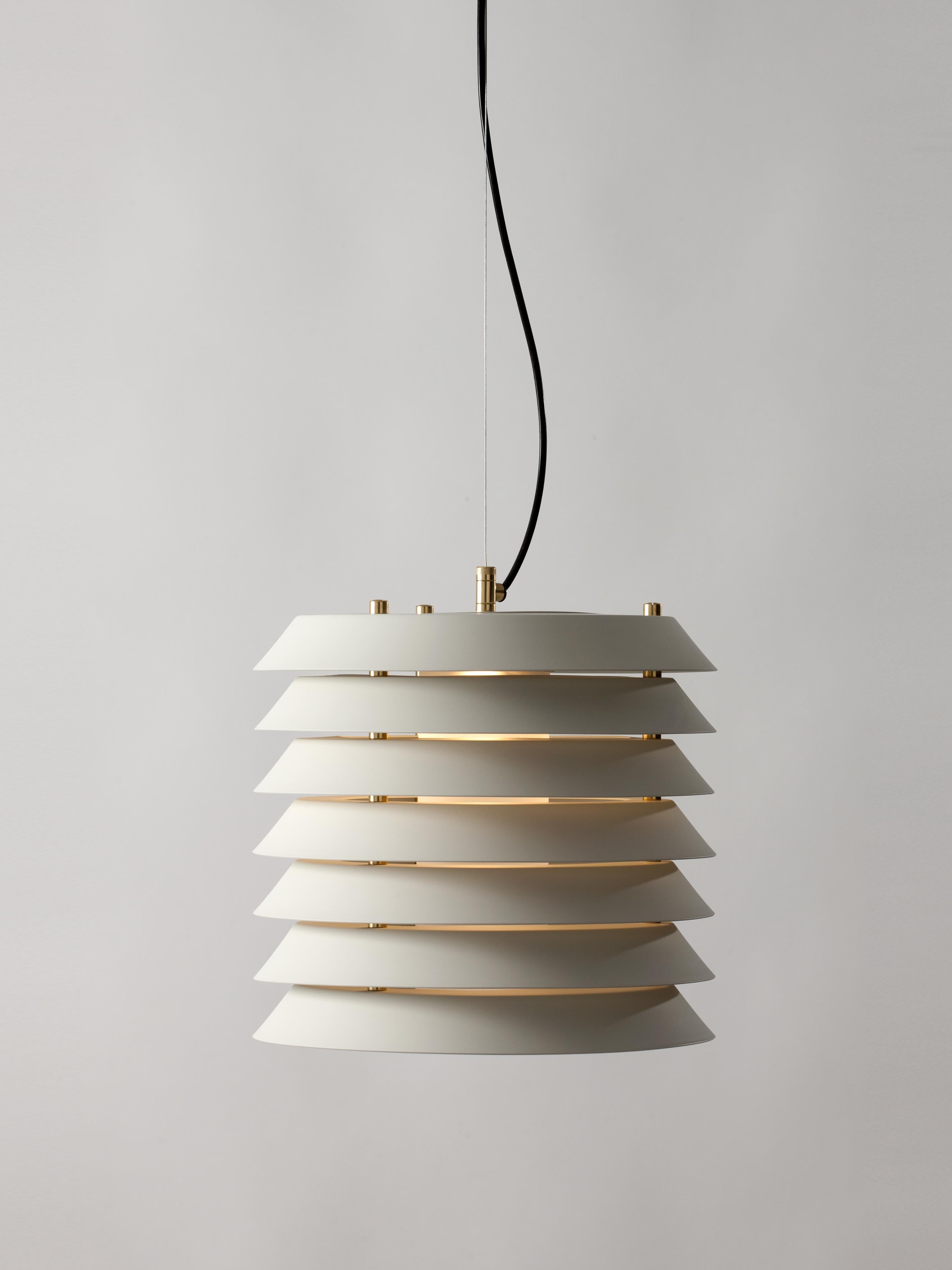 Lampada a sospensione Maija 30 di Ilmari Tapiovaara.
Dimensioni: D. 30 x H. 28 cm.
Materiali: metallo, vetro.

Maija trasmette la sensazione di luce tipica delle città baltiche, dove le strade sono appena illuminate, a parte la luce che filtra