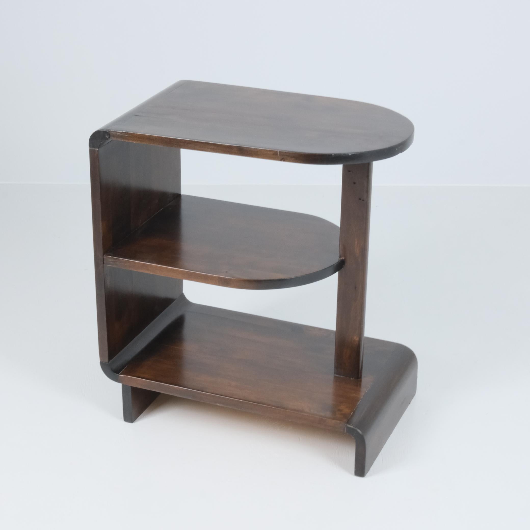 Table d'appoint fonctionnelle art déco de Maija Heikinheimo produite par Asko dans les années 1930. Dans les dessins originaux, la table est appelée 