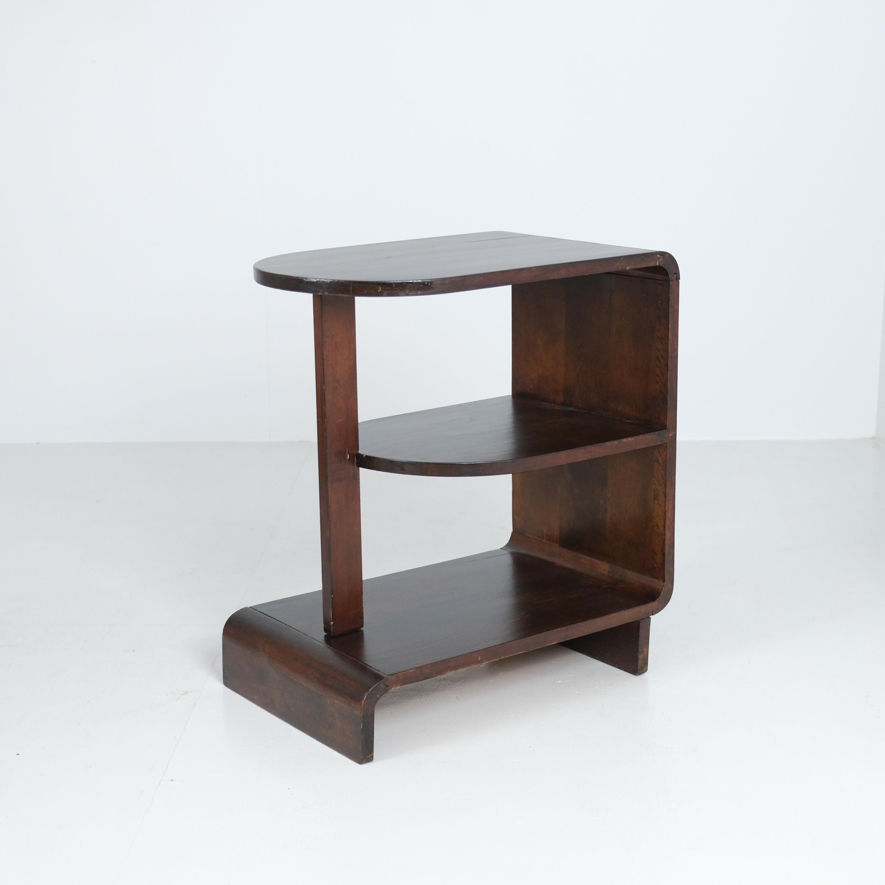 Table d'appoint Art déco fonctionnelle et magnifiquement simple de Maija Heikinheimo, produite par Asko dans les années 1930. Dans les dessins originaux d'Asko, le modèle est appelé 