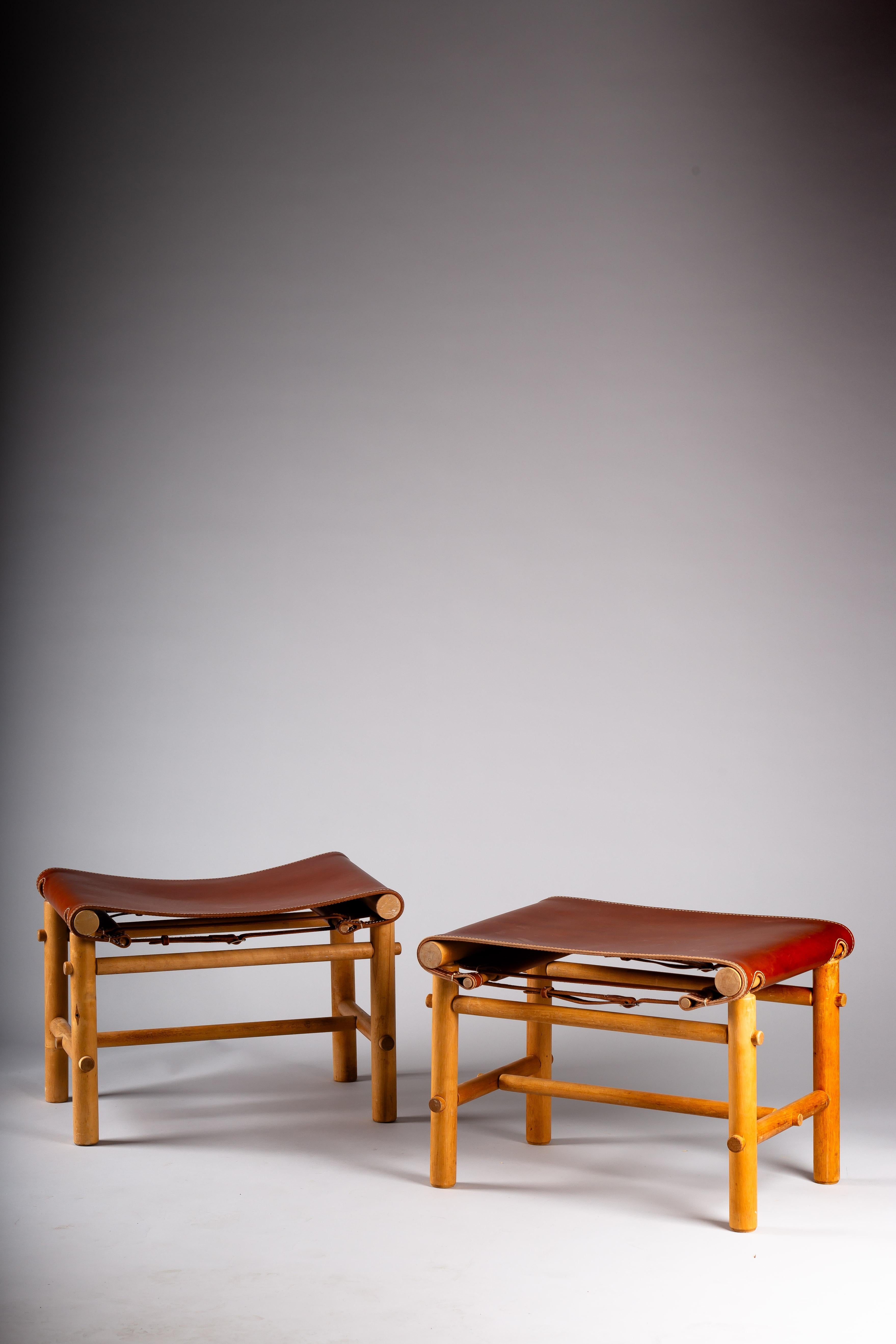 Découvrez un pan de l'histoire du design scandinave avec cette paire de poufs très rares de Maija Heikinhemo, fabriqués dans les années 1960 par Noormarkun Käsityöt et disponibles sur Artek. Ces ottomans de style safari font preuve d'une élégance