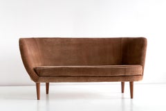Canapé asymétrique en velours et hêtre Maija-Liisa Komulainen:: Finlande:: années 1950