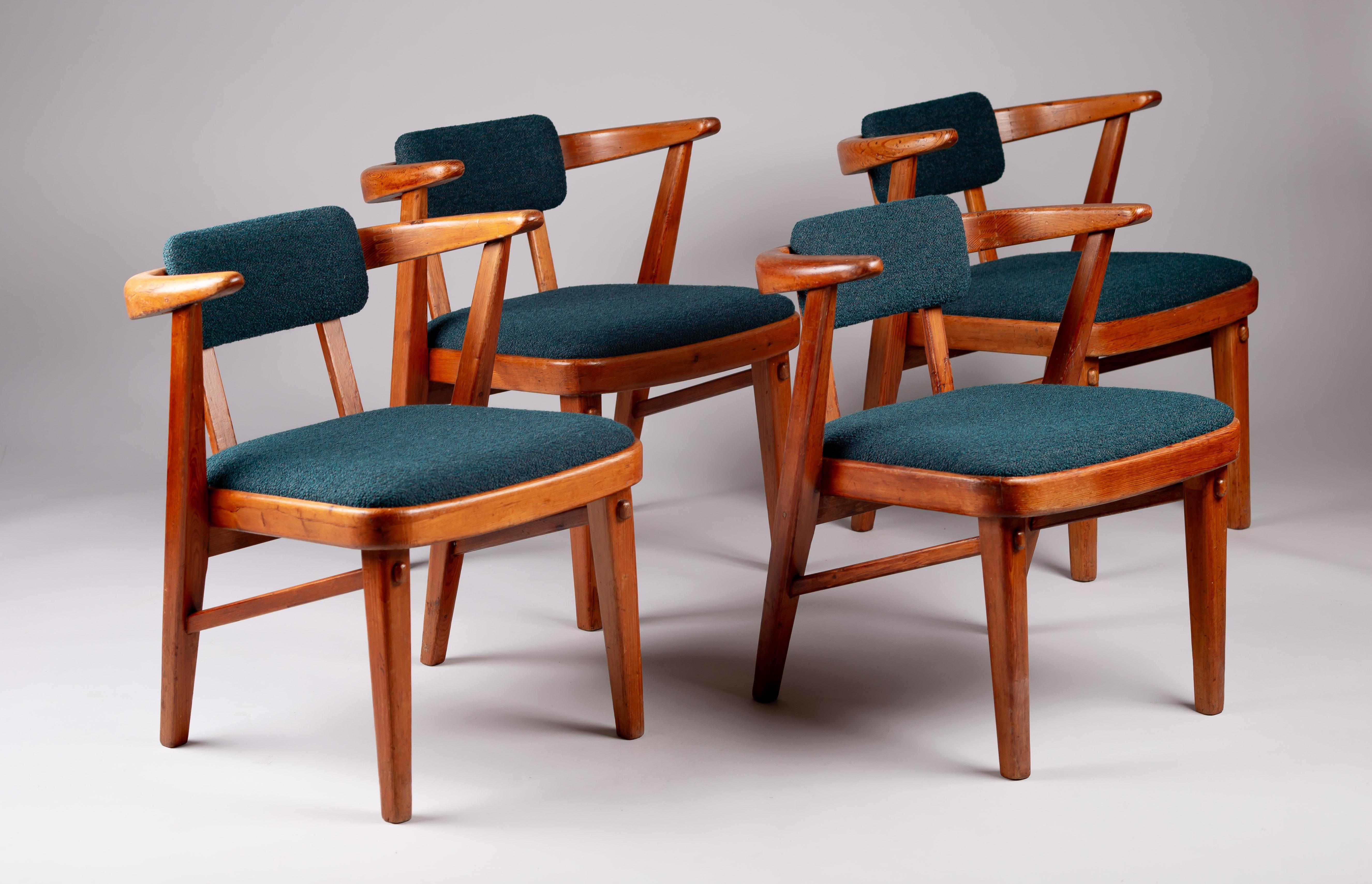 Scopri l'eleganza senza tempo di questo set di sedie degli anni '40, originariamente realizzate per il rinomato ristorante Kestikartano di Helsinki,  Finlandia. Queste sedie storiche finlandesi sono state completamente restaurate con tessuti di