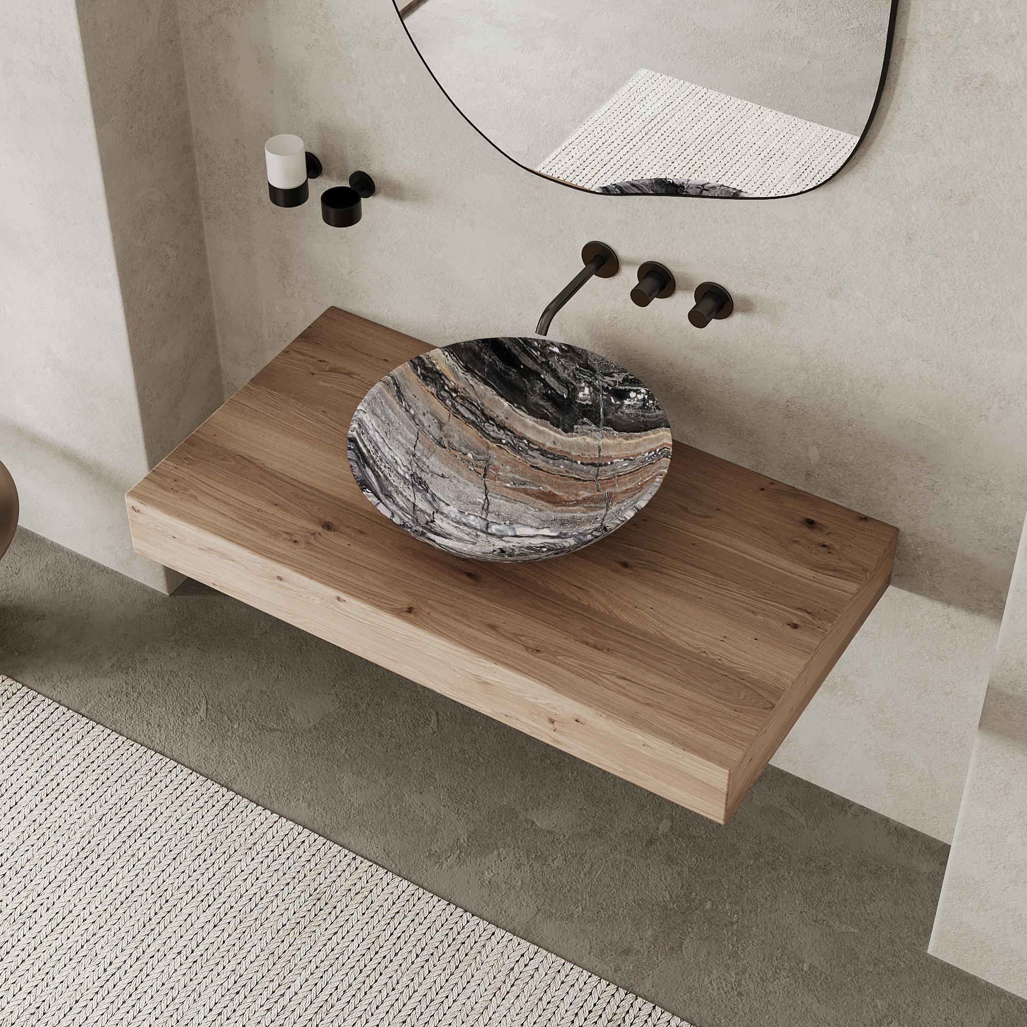 Unser Waschbecken aus geschliffenem Marmor verbindet nahtlos klassischen Charme mit modernem Stil und ist damit die ideale Wahl, um Ihr Badezimmer in einen raffinierten und stilvollen Raum zu verwandeln. Mit der zeitlosen Eleganz von natürlichem
