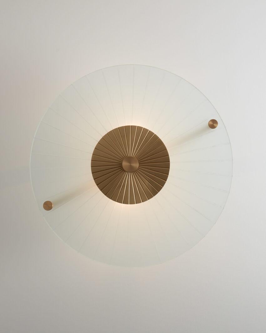 Spazzolato Lampada da soffitto a forma di ventaglio in ottone spazzolato fatta a mano Maiko di Carla Baz in vendita