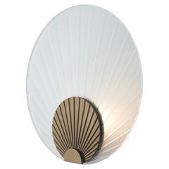 Lampada da parete fatta a mano a forma di ventaglio in vetro trasparente e bronzo spazzolato Maiko Carla Baz