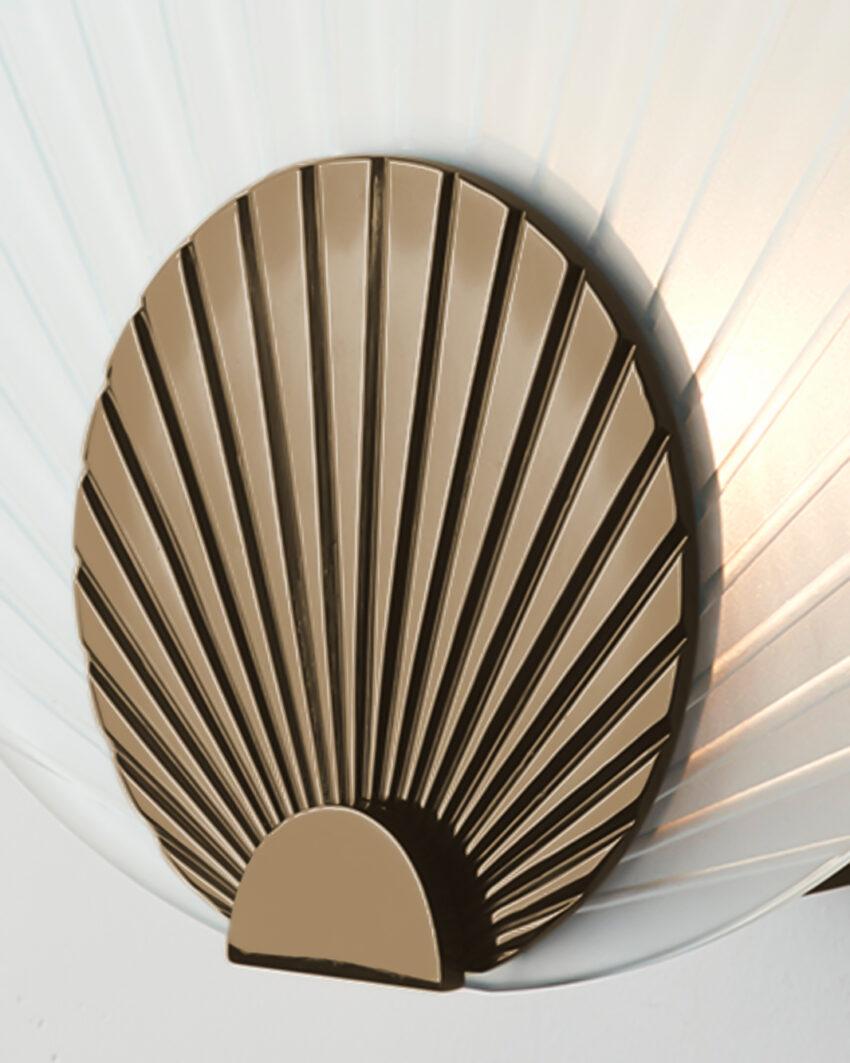 Postmoderno Lampada da parete a forma di ventaglio in bronzo lucido con vetro trasparente Maiko, Carla Baz in vendita