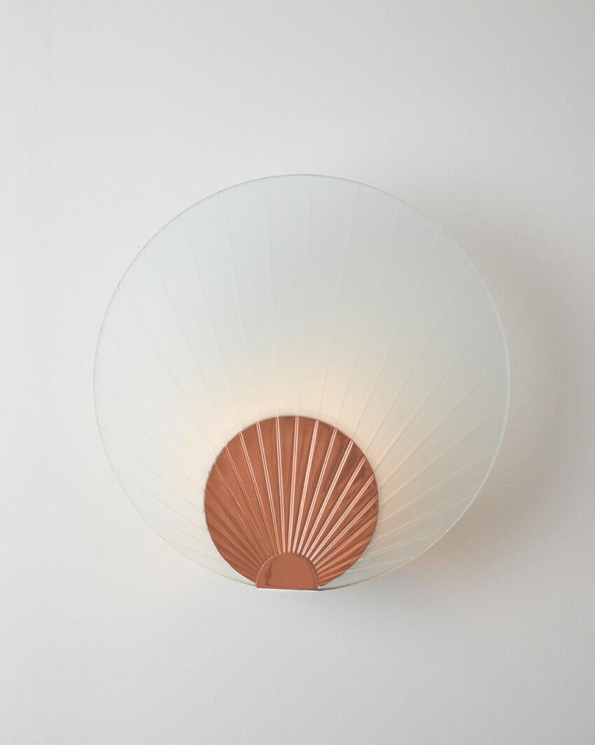 Maiko Clear Glass And Polished Copper Wall Mounted Lamp by Carla Baz
Dimensions: Ø 35 x D 14 cm.
Materials: Polished copper and clear glass.
Weight: 3,5 kg.

Available in different finishes: verdigris metal, brushed brass, brushed copper, brushed