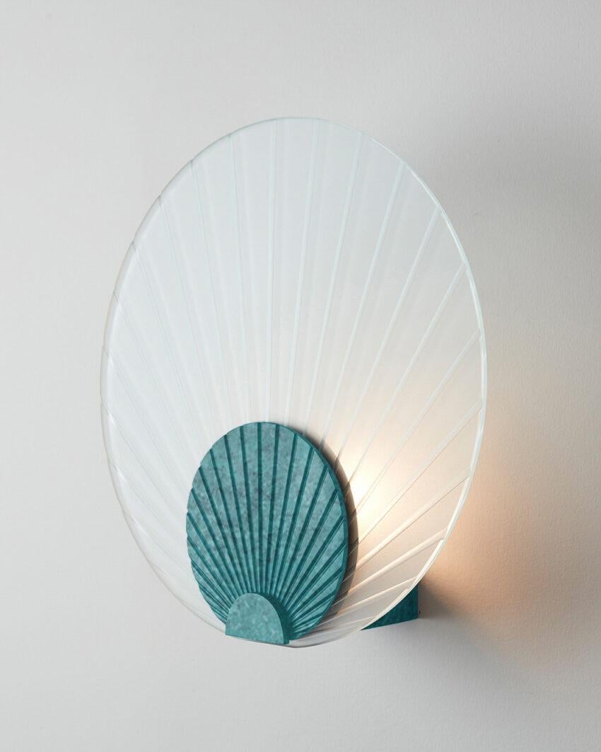 Maiko Clear Glass And Verdigris Wall Mounted Lamp by Carla Baz
Dimensions: Ø 35 x D 14 cm.
Materials: Verdigris and clear glass.
Weight: 3,5 kg.

Available in different finishes: verdigris metal, brushed brass, brushed copper, brushed bronze,
