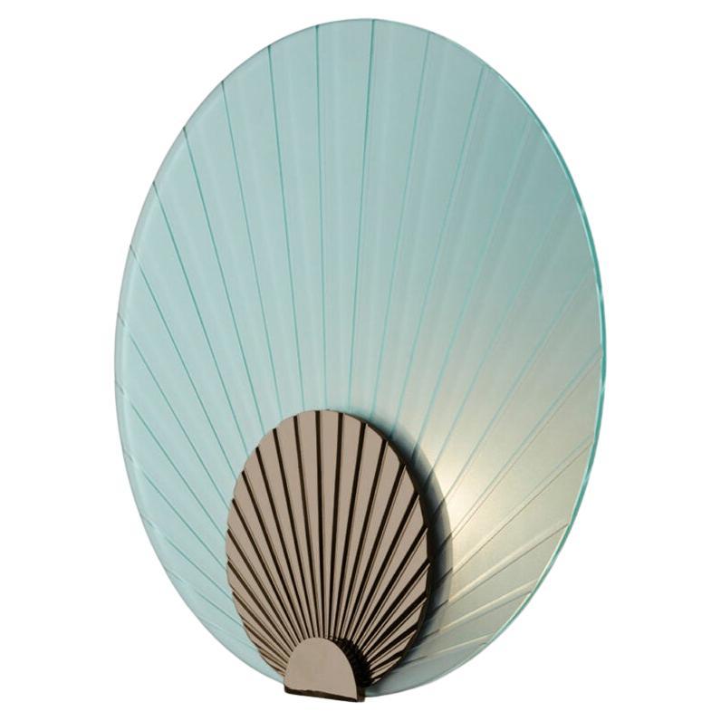 Lampe murale Maiko en verre menthe et bronze poli par Carla Baz en vente