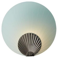 Lampada da parete a forma di ventaglio fatta a mano in acciaio lucido e vetro color menta Maiko, Carla Baz