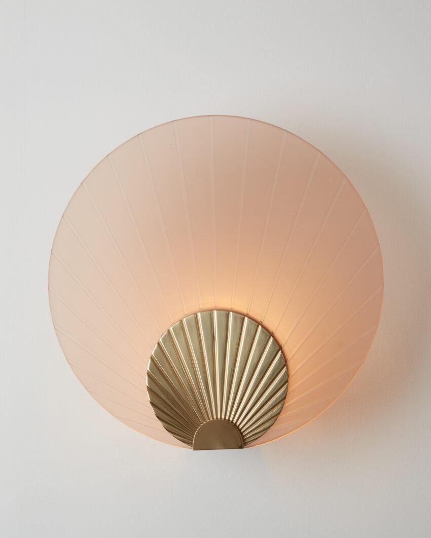 Maiko Peach Glass And Brushed Brass Wall Mounted Lamp by Carla Baz
Dimensions: Ø 35 x D 14 cm.
Materials: Brushed brass and peach glass.
Weight: 3,5 kg.

Available in different finishes: verdigris metal, brushed brass, brushed copper, brushed