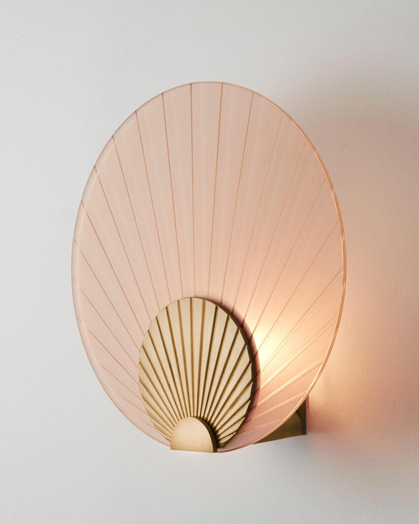 Maiko Peach Glass And Brushed Brass Wall Mounted Lamp by Carla Baz In New Condition For Sale In Geneve, CH