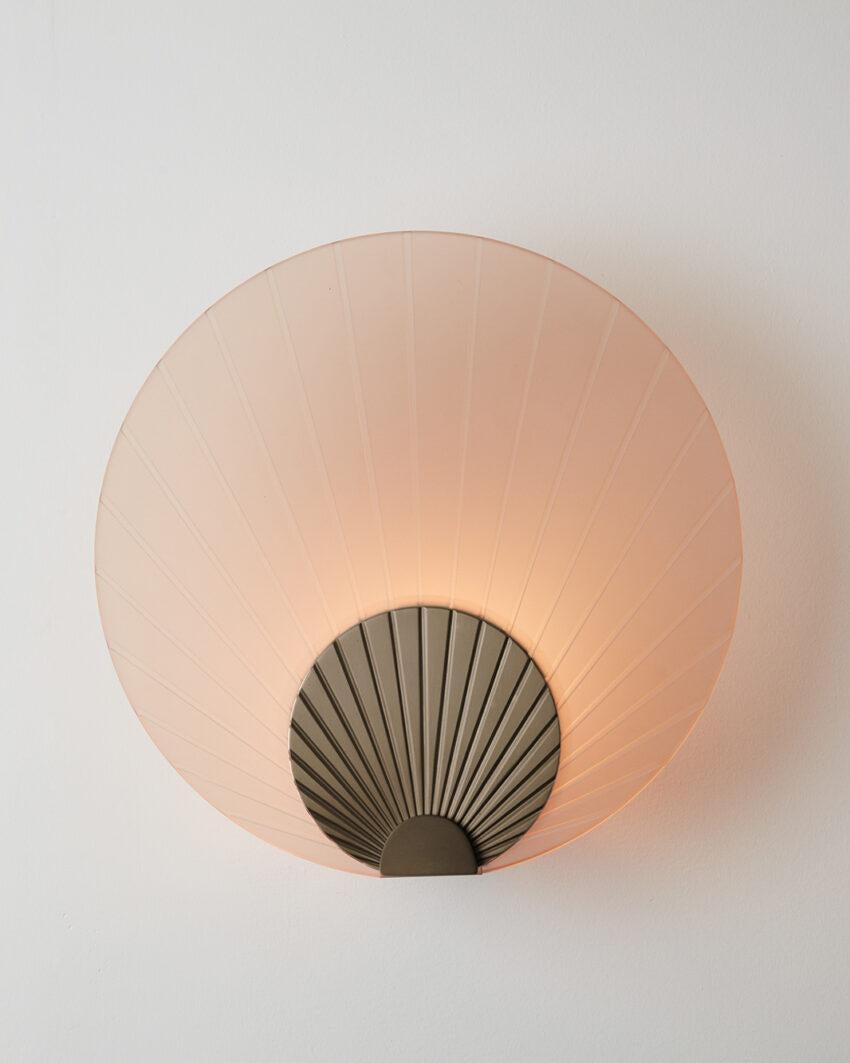 Maiko Peach Glass And Brushed Bronze Wall Mounted Lamp by Carla Baz
Dimensions: Ø 35 x D 14 cm.
Materials: Brushed bronze and peach glass.
Weight: 3,5 kg.

Available in different finishes: verdigris metal, brushed brass, brushed copper, brushed