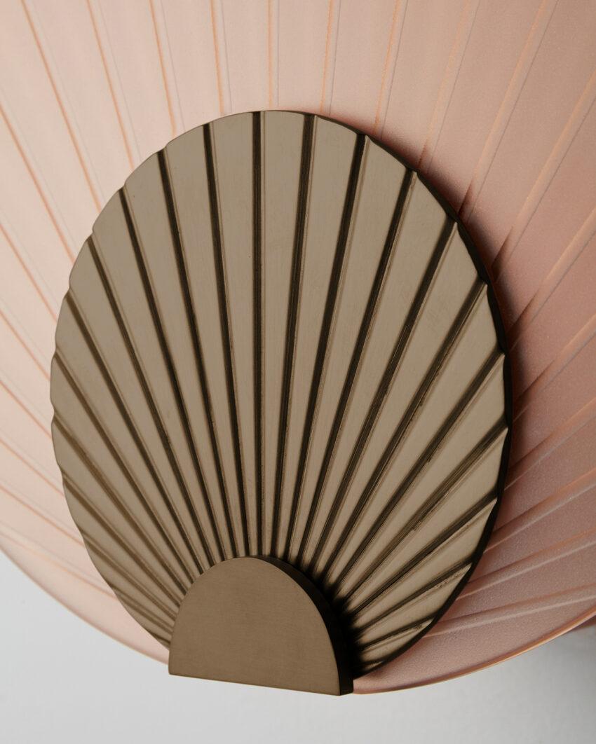 Handgefertigte Wandleuchte in Fächerform aus pfirsichfarbenem Glas und gebürsteter Bronze, Maiko Carla Baz (Postmoderne) im Angebot