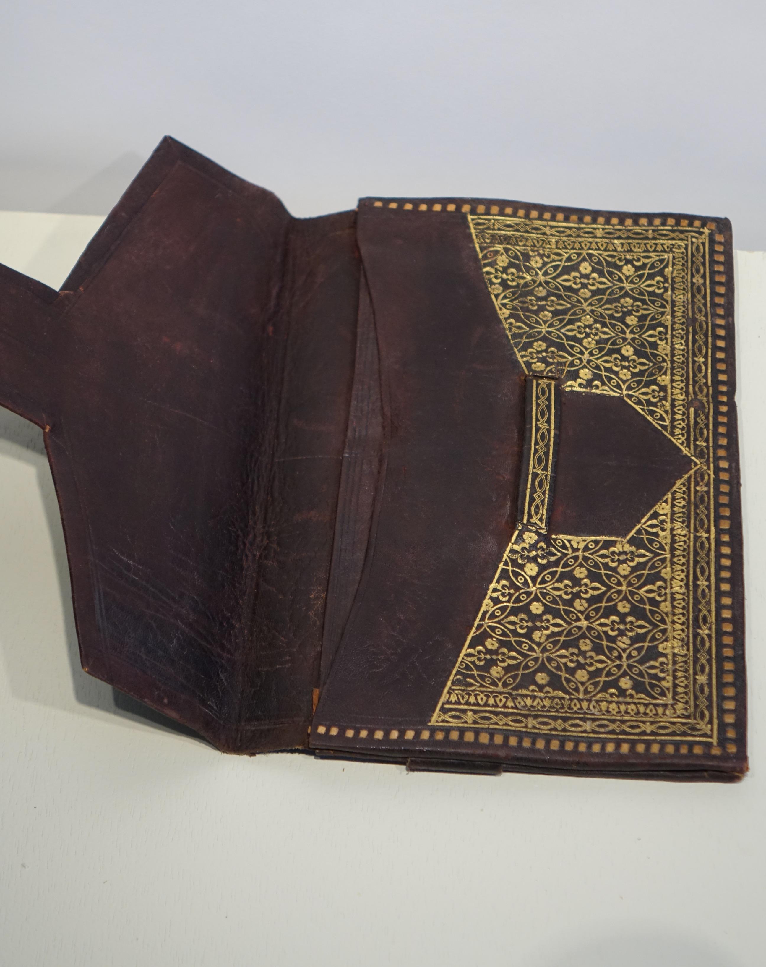 Red leather pouch to carry or deliver the mail with flap, decorated with gilt fleur-de-lys arabesques.
Interior, two pockets, and a smaller one with flap.
A folding gusset allows to carry several mails.
At the rear, a loop allowing to hang the