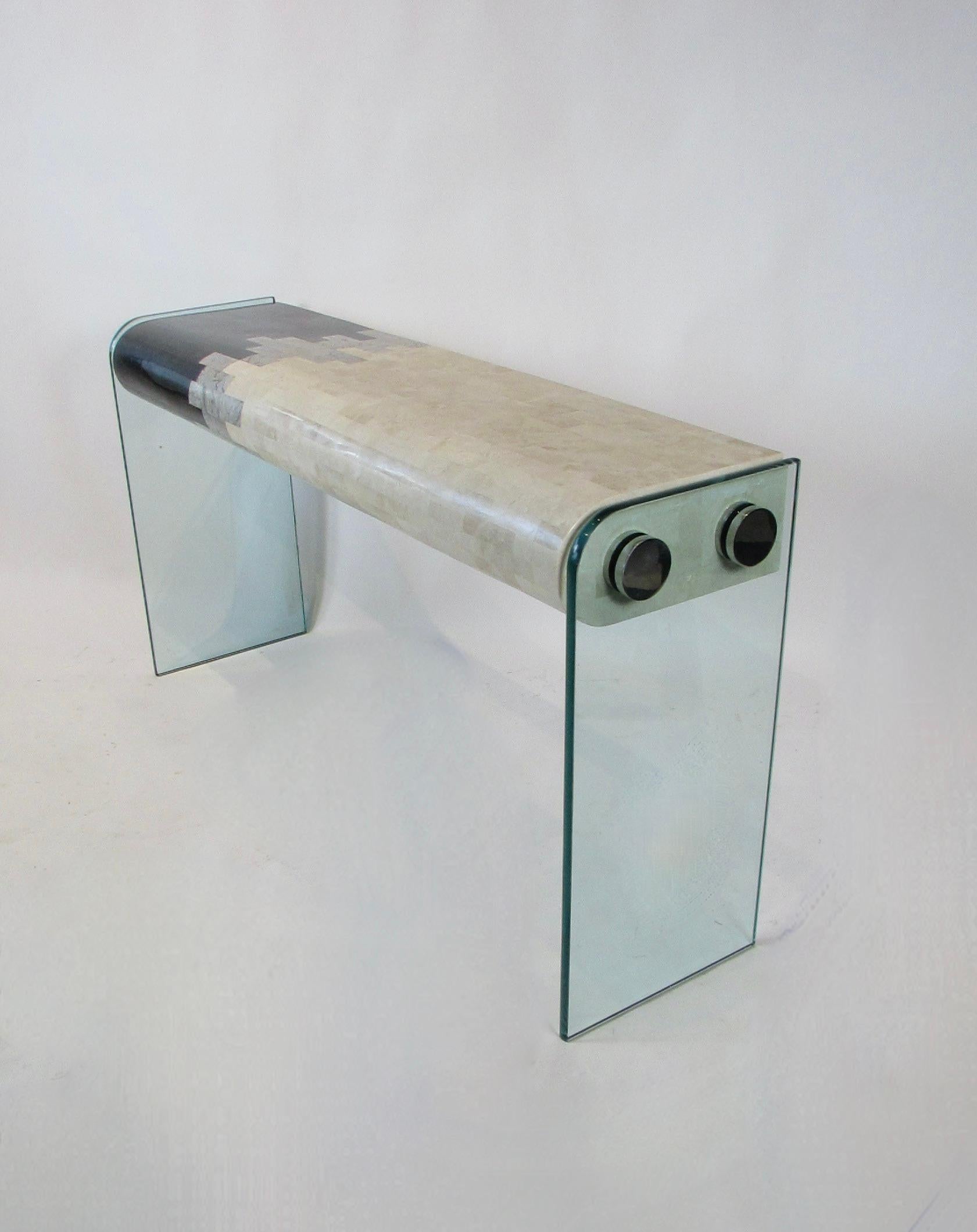 La consola teselada Mailand Smith flota sobre patas de cristal cromado en venta 3