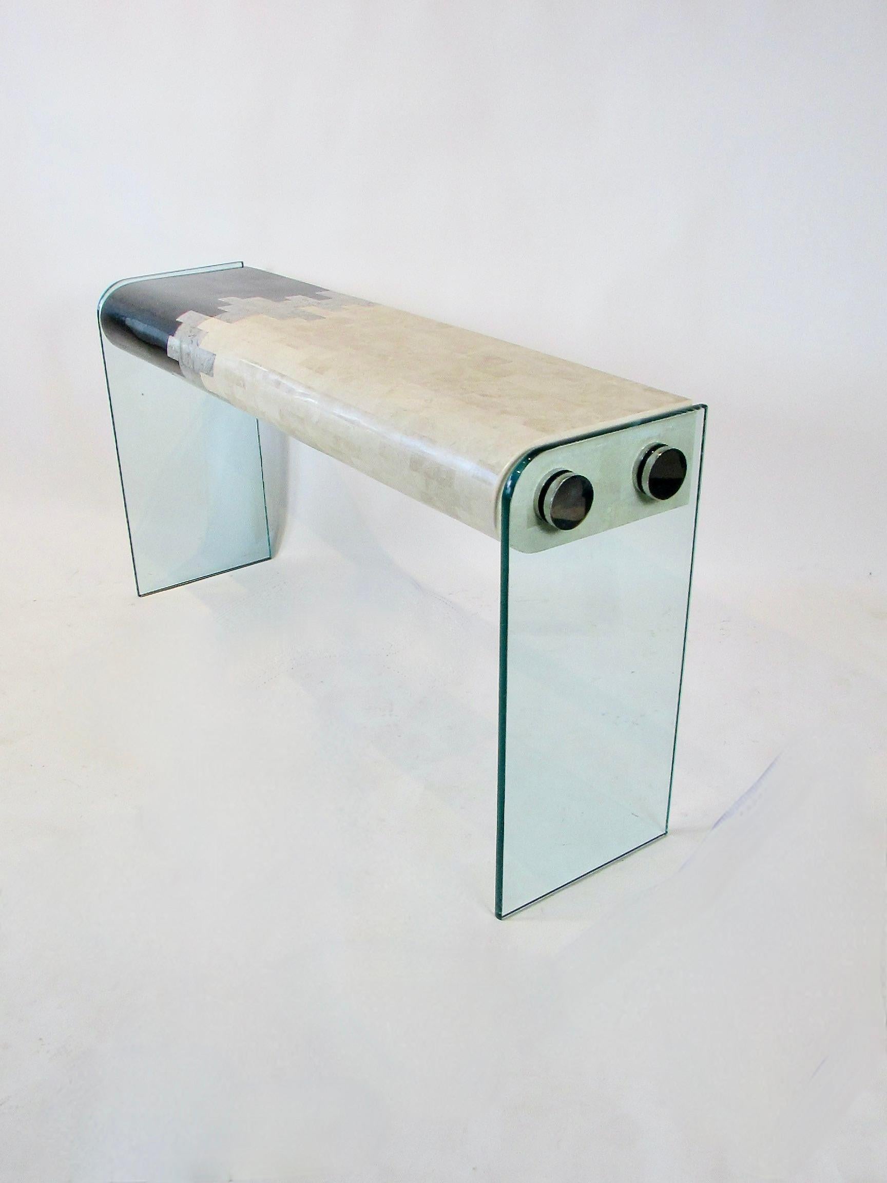 La consola teselada Mailand Smith flota sobre patas de cristal cromado en venta 4