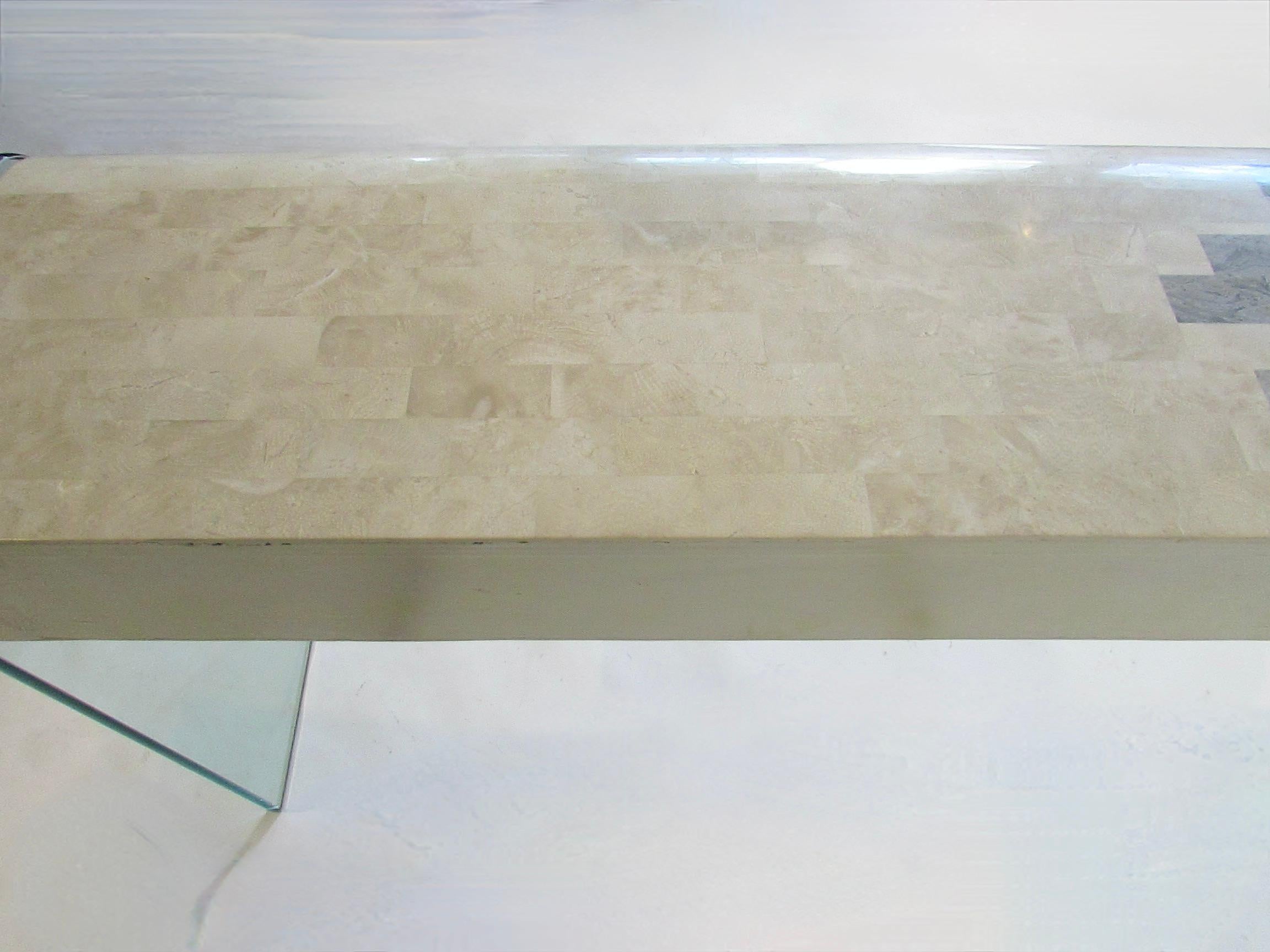 La consola teselada Mailand Smith flota sobre patas de cristal cromado en venta 5
