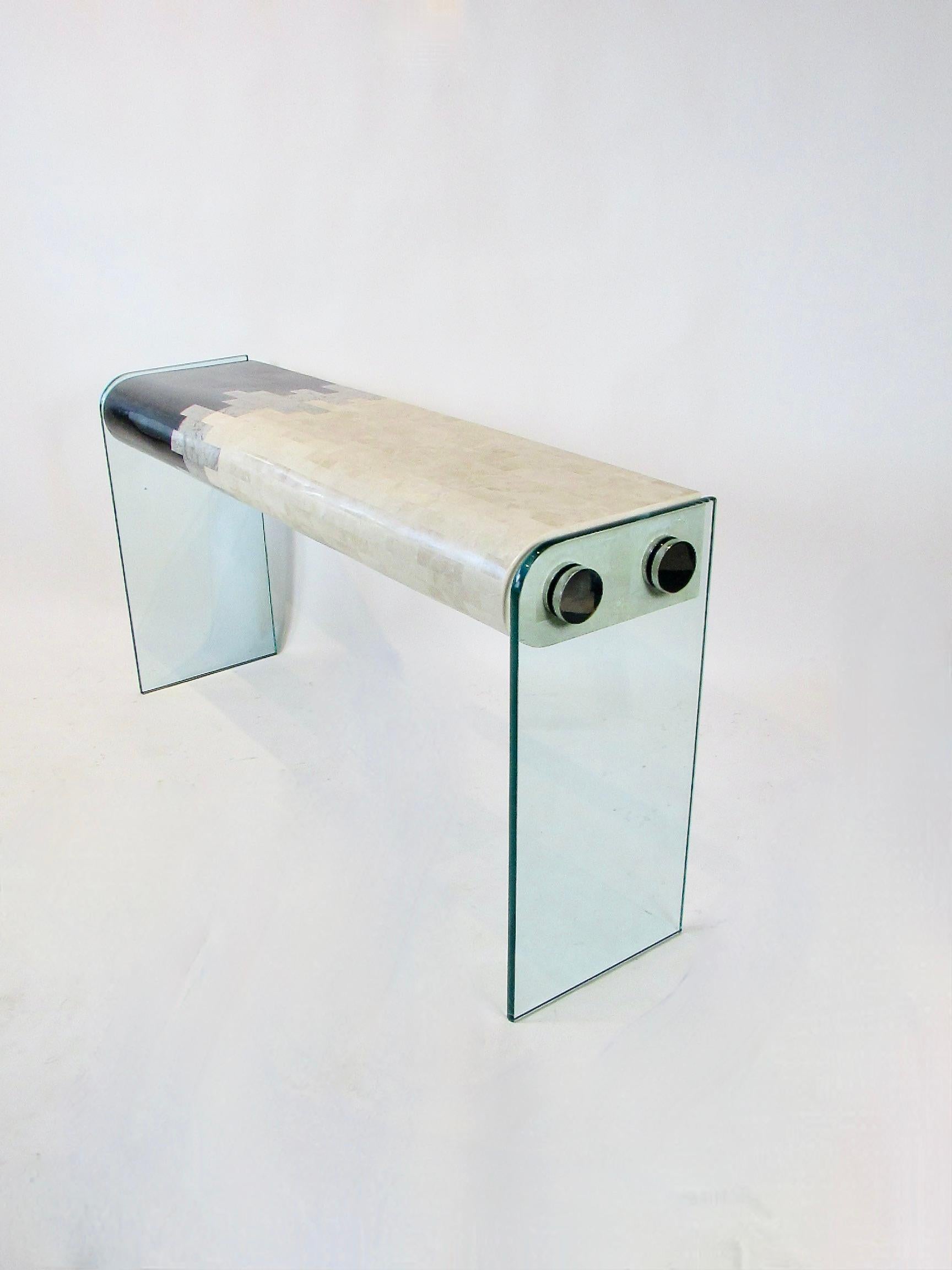 La consola teselada Mailand Smith flota sobre patas de cristal cromado en venta 2