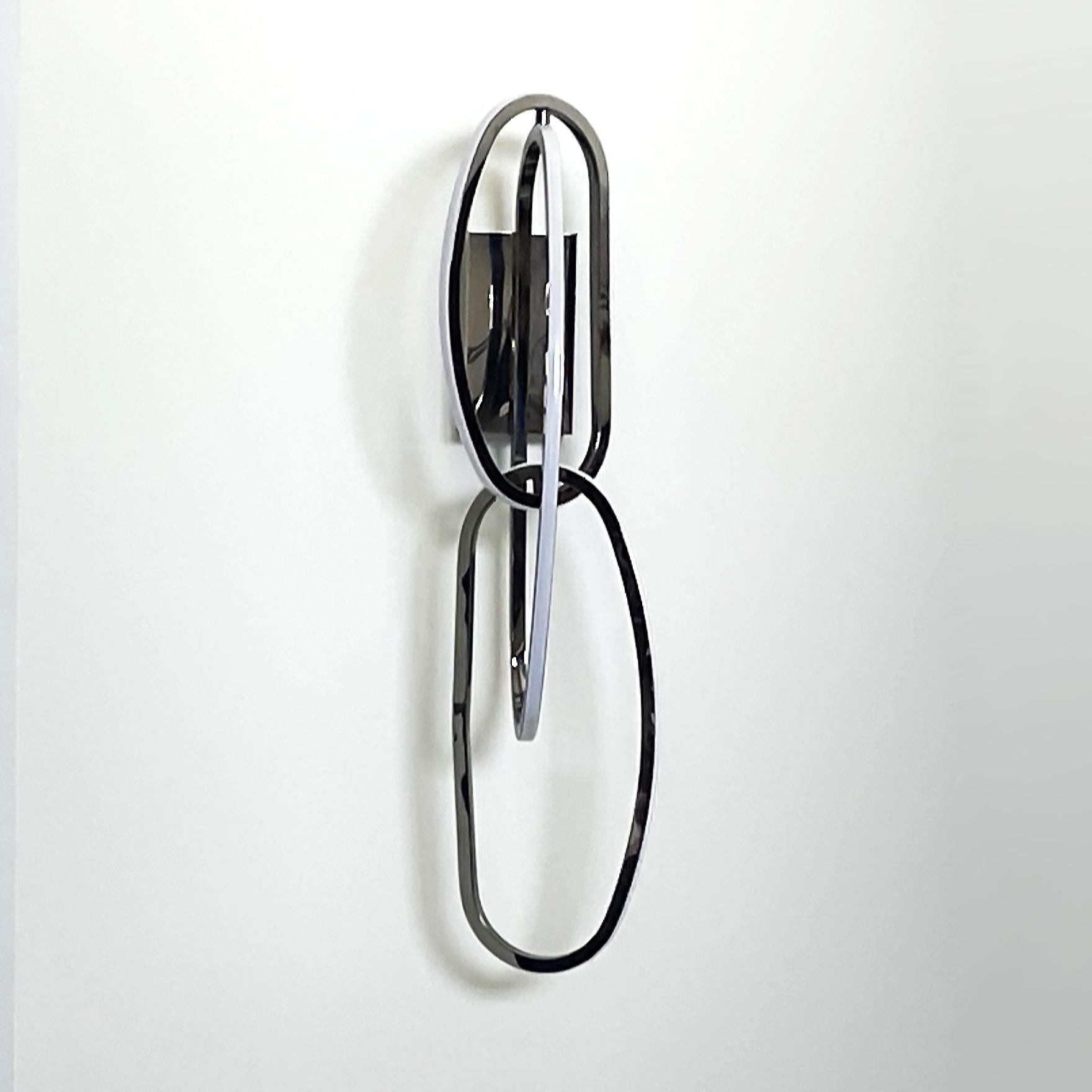 Elegante gruppo di 3 anelli ovali in metallo con LED integrato che diffonde una luce naturale e pulita.
Bianco morbido 3000K.
1800 lumen. 
Dimmerabile.