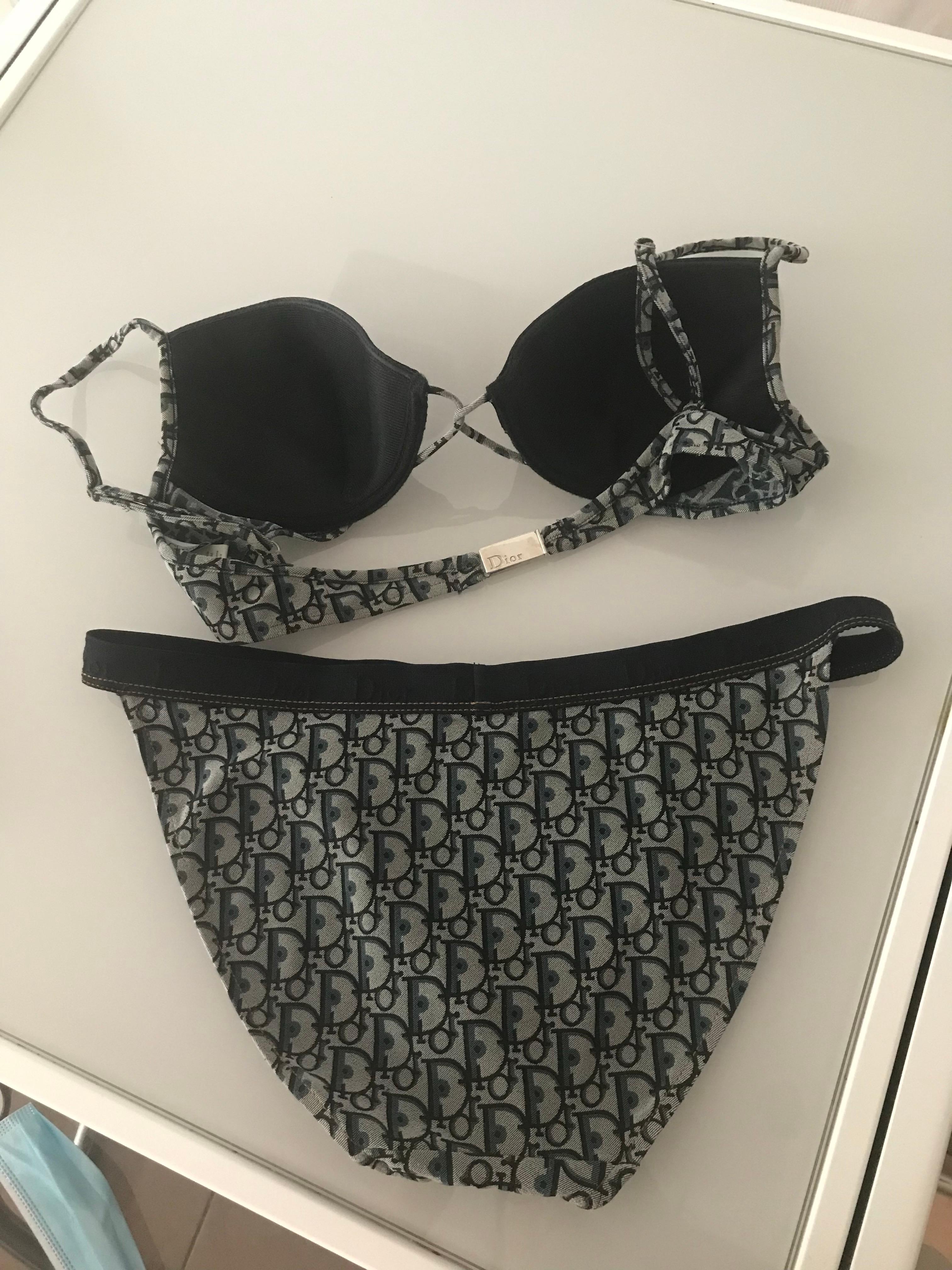 Maillot de bain 2 pièces monogramme dior. Très bon état. Taille 90 B pour le top et la culotte convient à un 40. Très bon état.  Modèle rare et recherché.