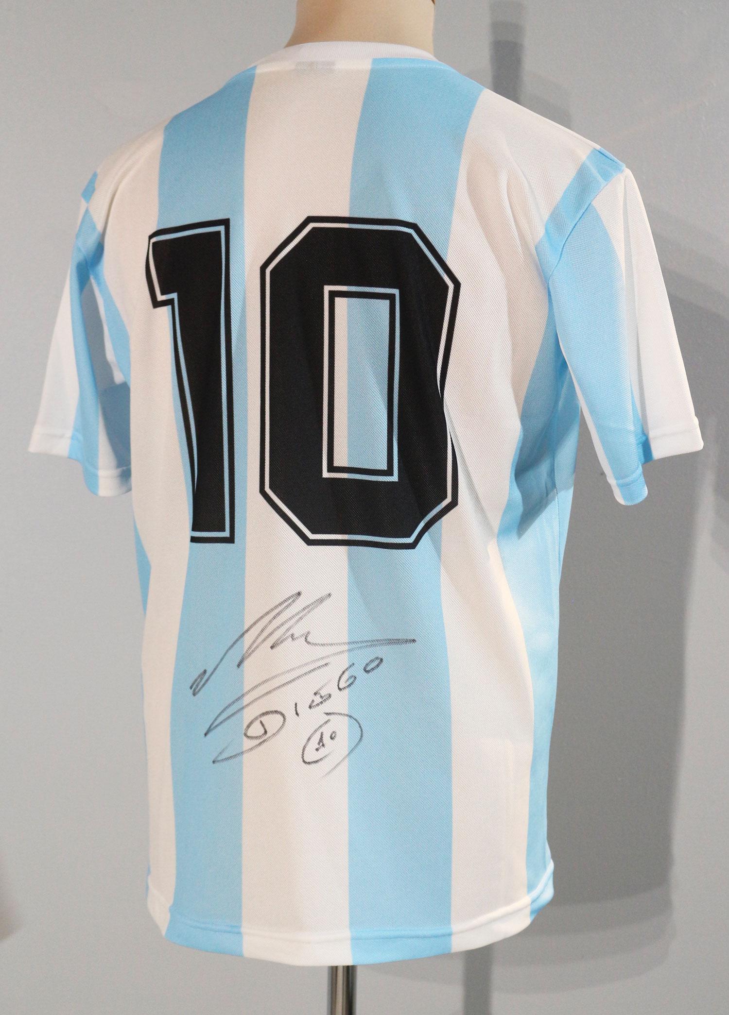 Maillot de football réplique de la sélection argentine de 1986 signé main par Diego Maradona en septembre 2019 à Buenos Aires. 
un certificat d'authenticité + numéro de série enregistré est vendu avec le maillot. 
Tres bon état général 
Ce maillot à