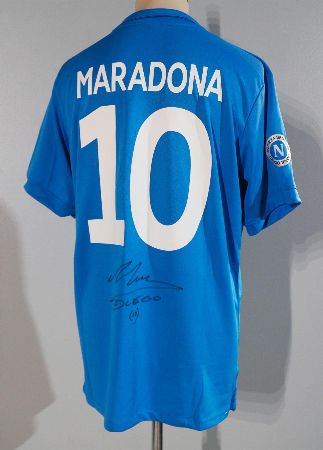 Maillot réplique del Napoli del 1987-1988 firmata da Diego Maradona. 
un certificato di autenticità + numero di serie registrato è venduto insieme alla maillot. 
Tres bon état général 
Il maillot è stato esposto durante la mostra della galleria