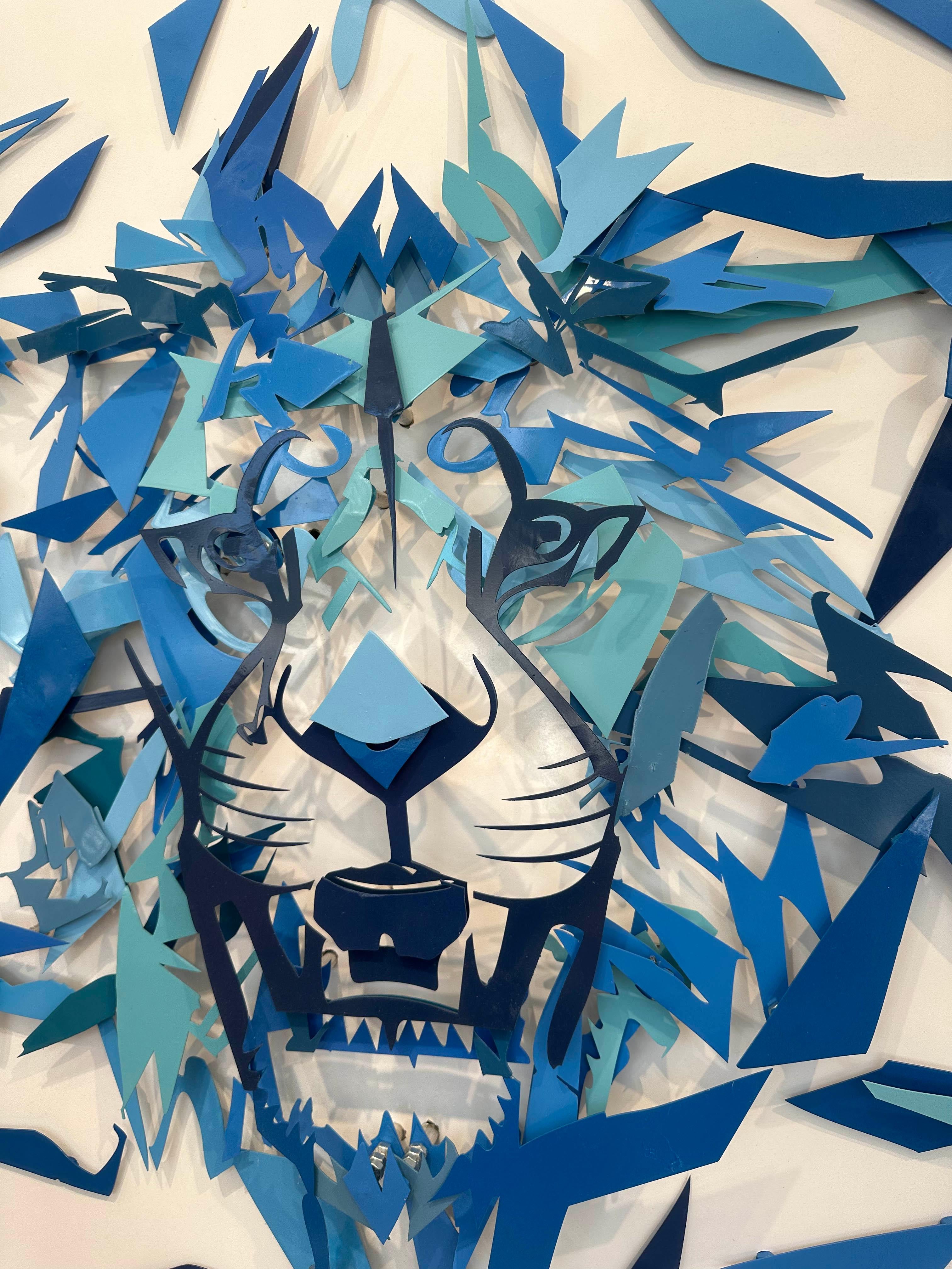 Leone di Sion, scultura da parete 3D in metallo stratificato bianco e blu dipinta a mano in vendita 1