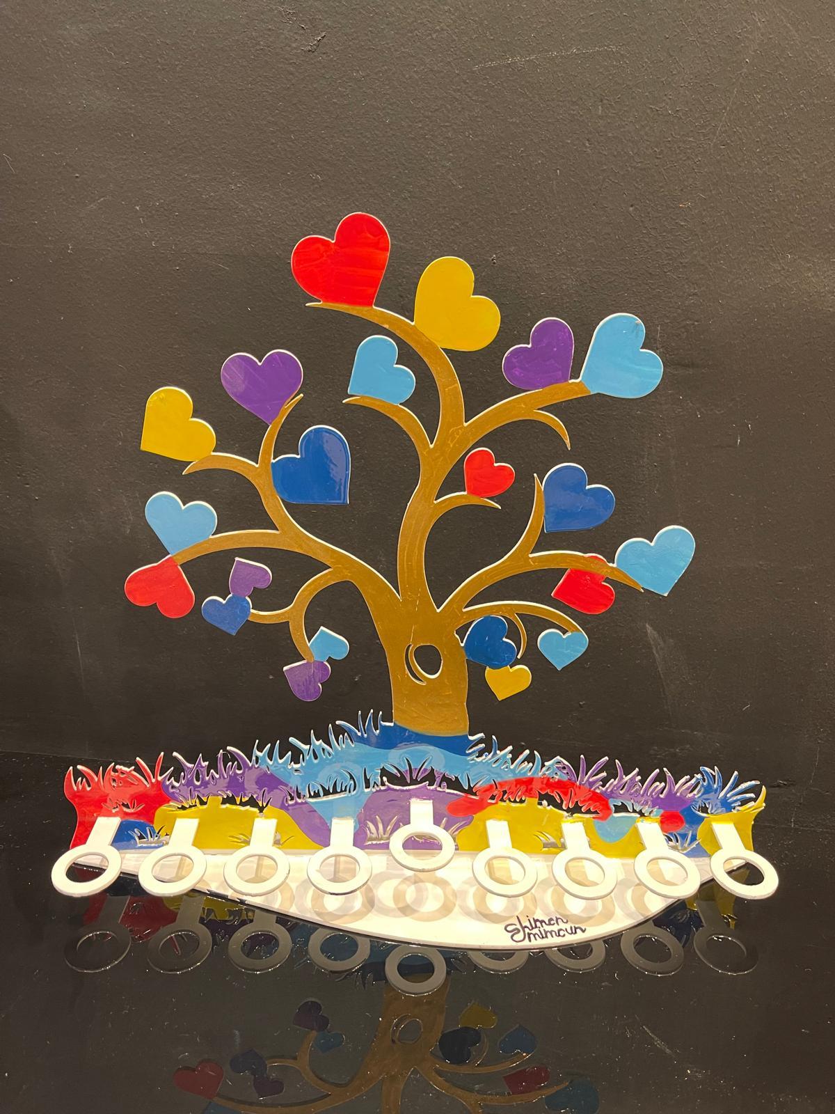 Schöne zeitgenössische handgefertigte bunte Chanukiah für Chanukka-Ölkerzen von dem israelischen Künstler Shimon Maimon.
Kommt mit Glasbechern und Öldochte. Hand gemacht Laser geschnitten Aluminium Hand mit glänzenden Lackierung gefärbt. Bitte