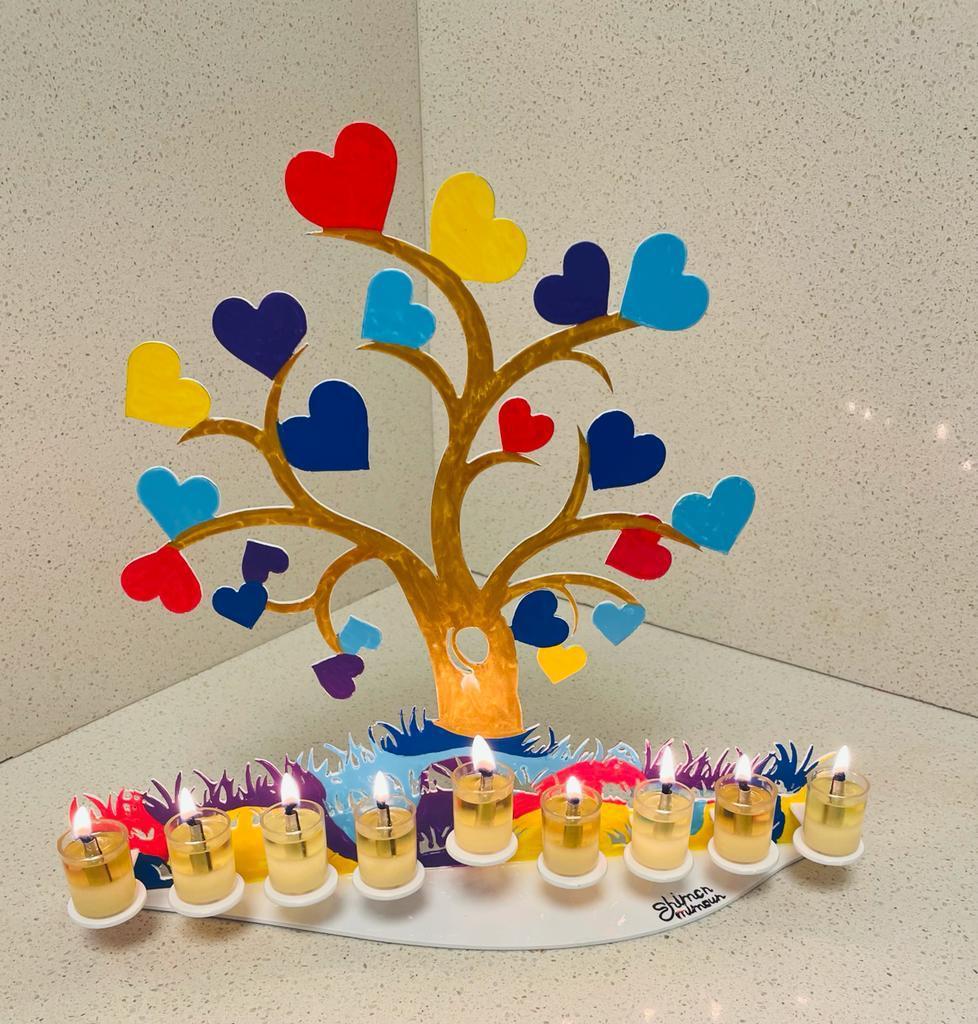 Bunte zeitgenössische Chanukiah Hanukka-Lampe aus lasergeschnittenem Aluminium von einem israelischen Hersteller – Sculpture von Maimon Shimon