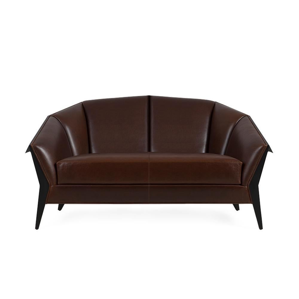 Sofa Hauptbüro mit Struktur aus massivem Mahagoniholz,
Mit Zapfenrahmen und gedübeltem Zapfenloch aus massivem Mahagoni.
Gepolstert und mit echtem Naturleder überzogen
in brauner Farbe. Füße und Rahmen schwarz satiniert.
 