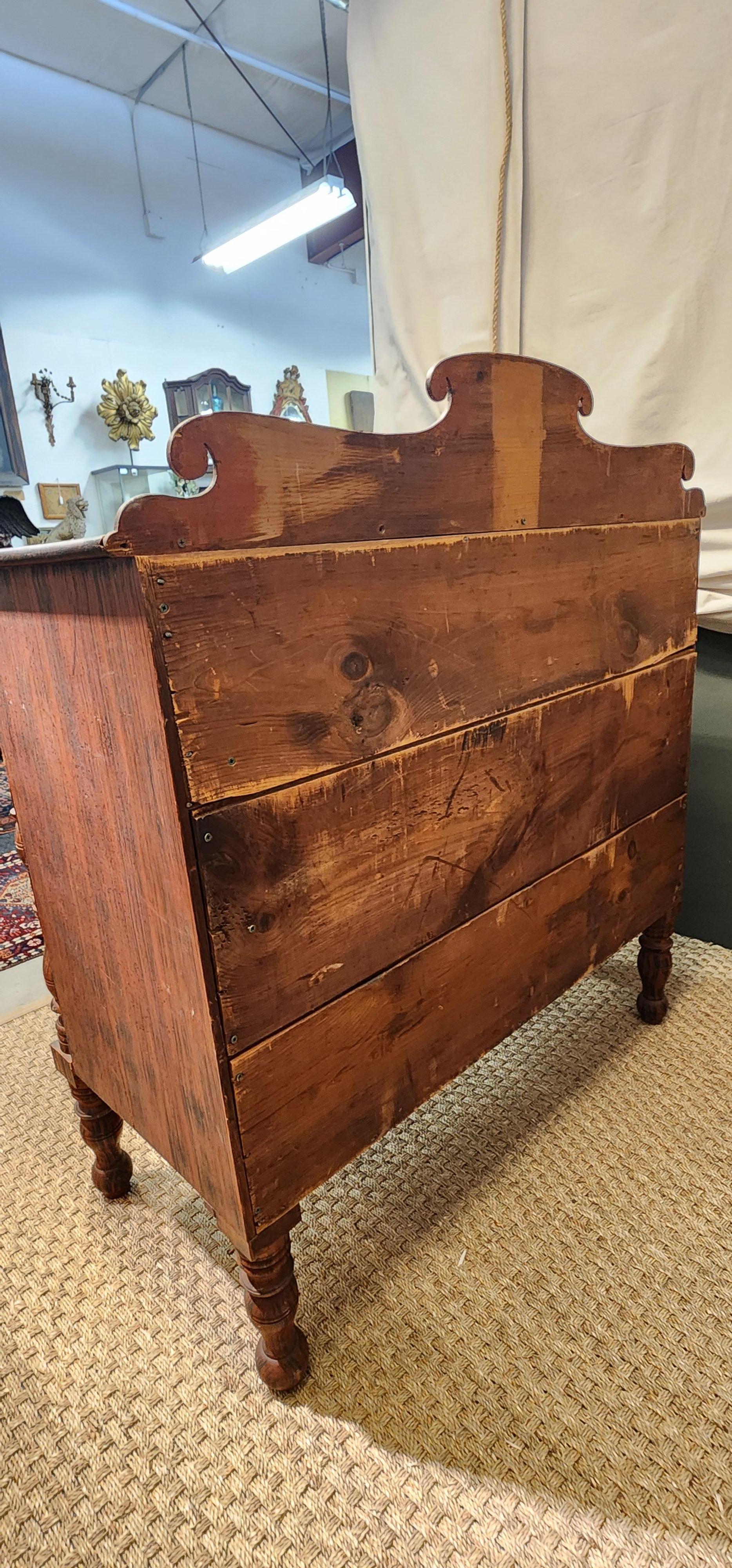 Commode à tiroirs peinte en Grain, Maine Circa 1830 en vente 3