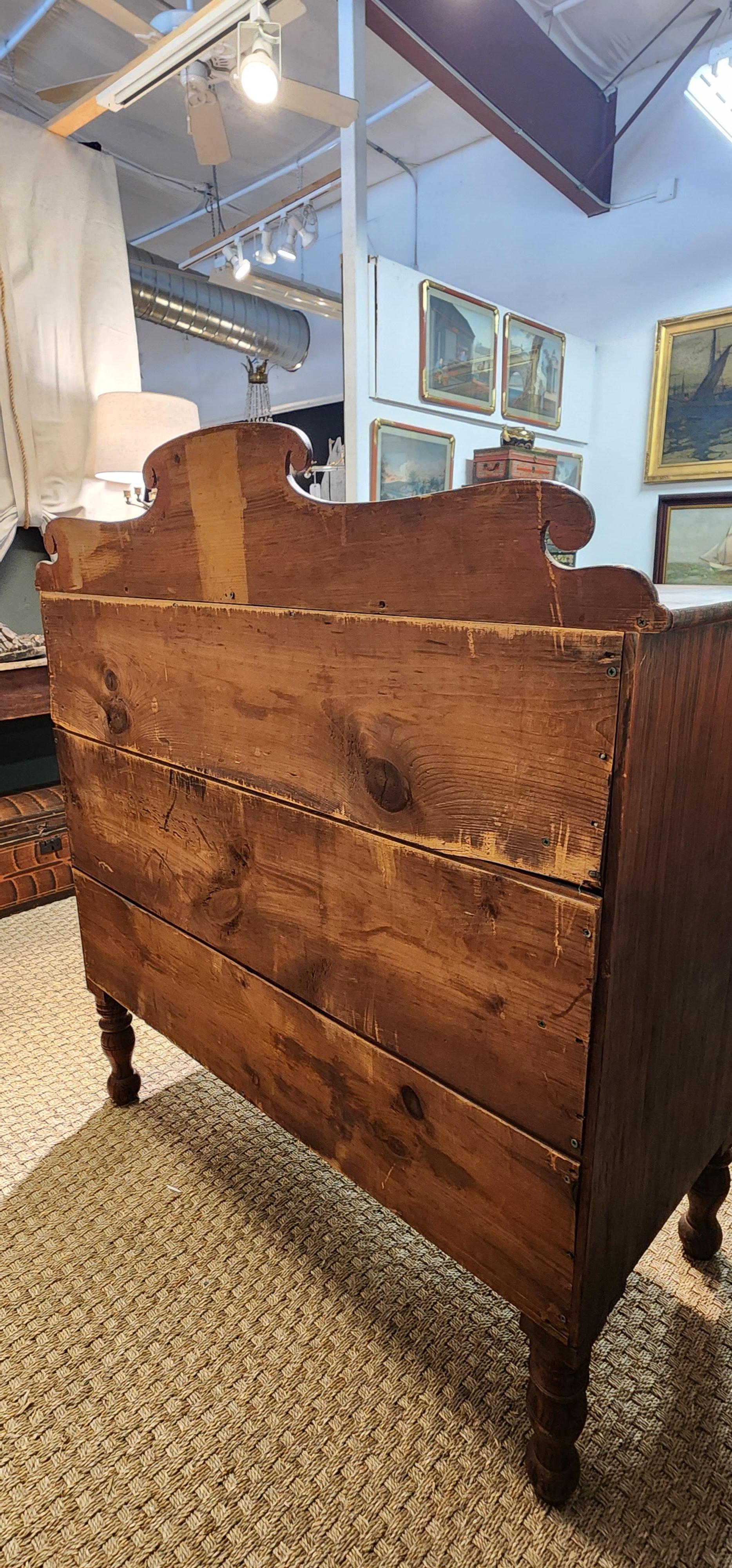 Commode à tiroirs peinte en Grain, Maine Circa 1830 en vente 4