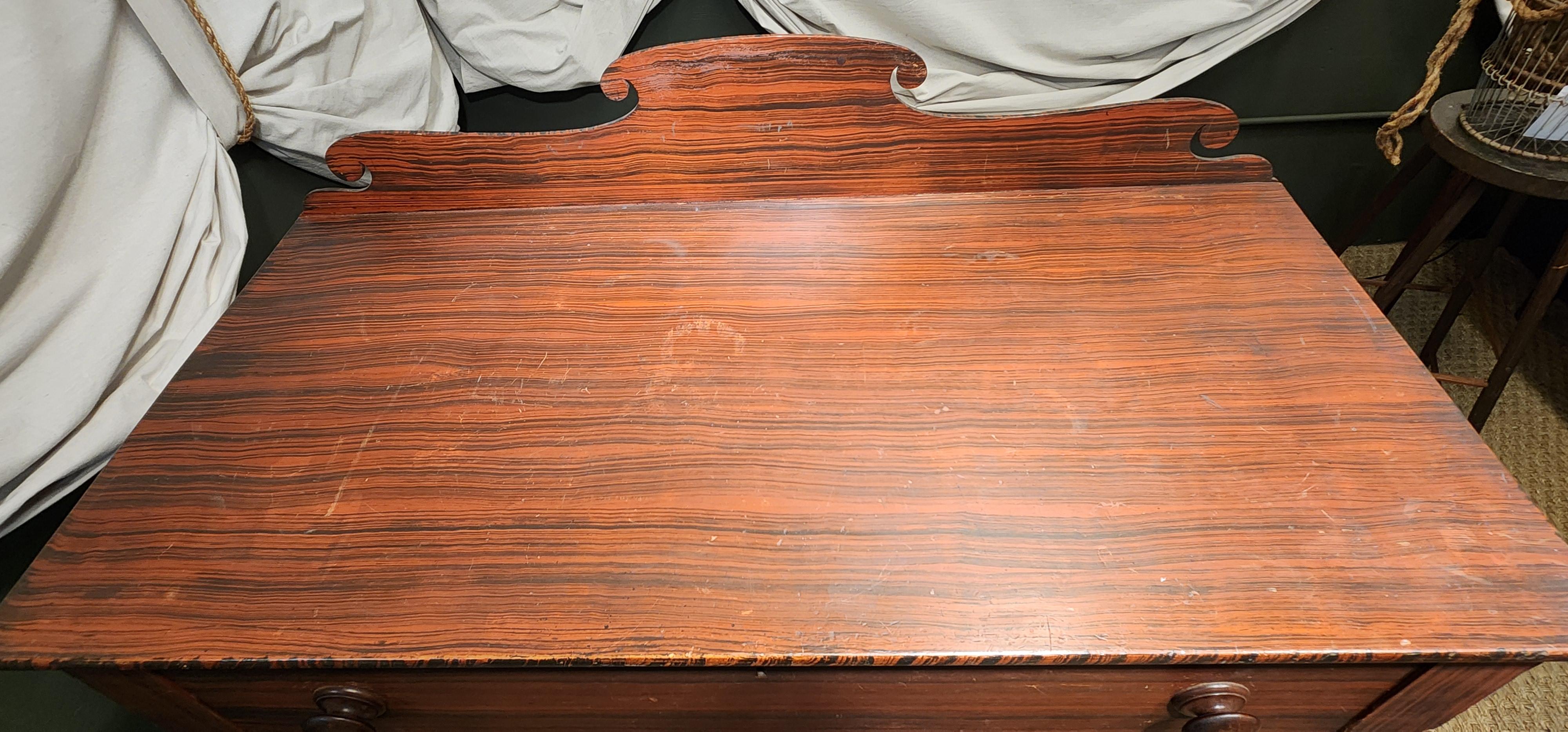 Commode à tiroirs peinte en Grain, Maine Circa 1830 en vente 5