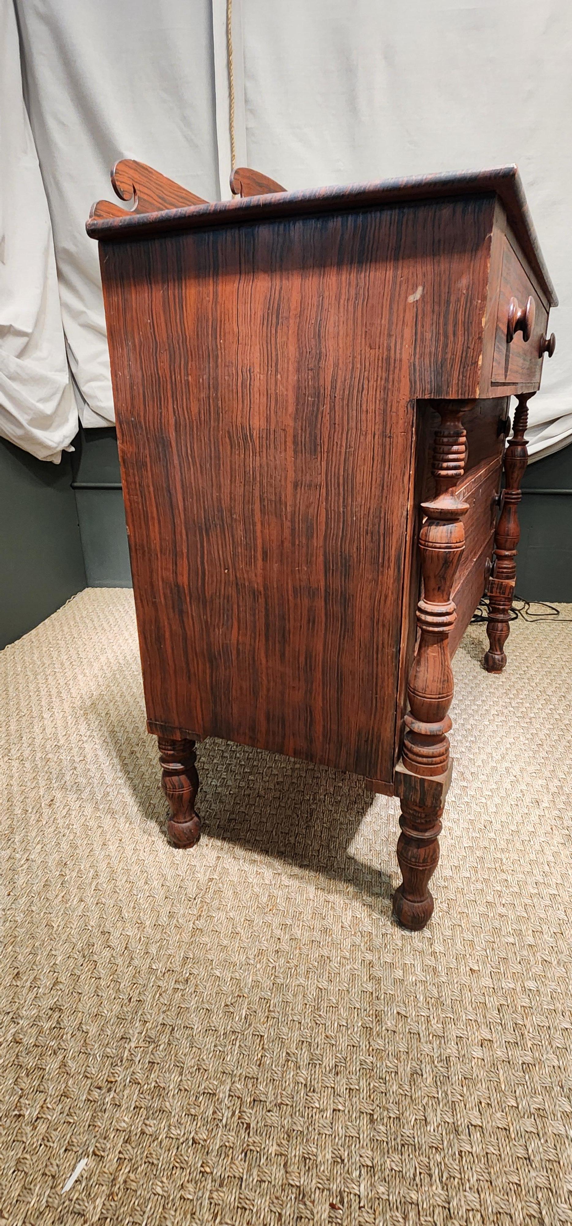 Commode à tiroirs peinte en Grain, Maine Circa 1830 en vente 6