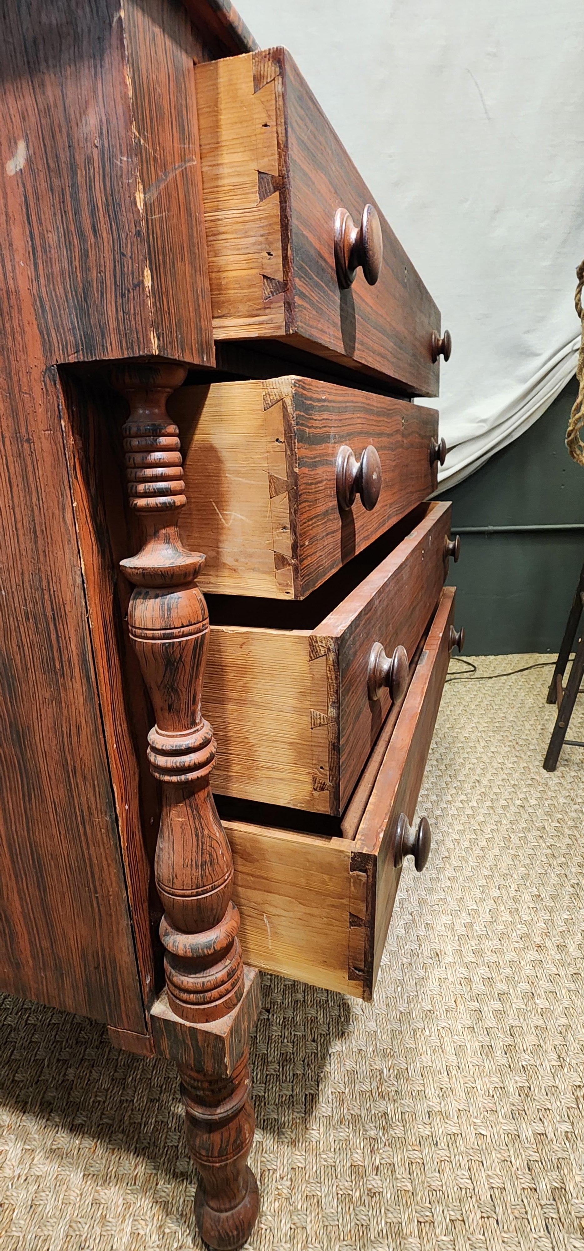 Commode à tiroirs peinte en Grain, Maine Circa 1830 en vente 7