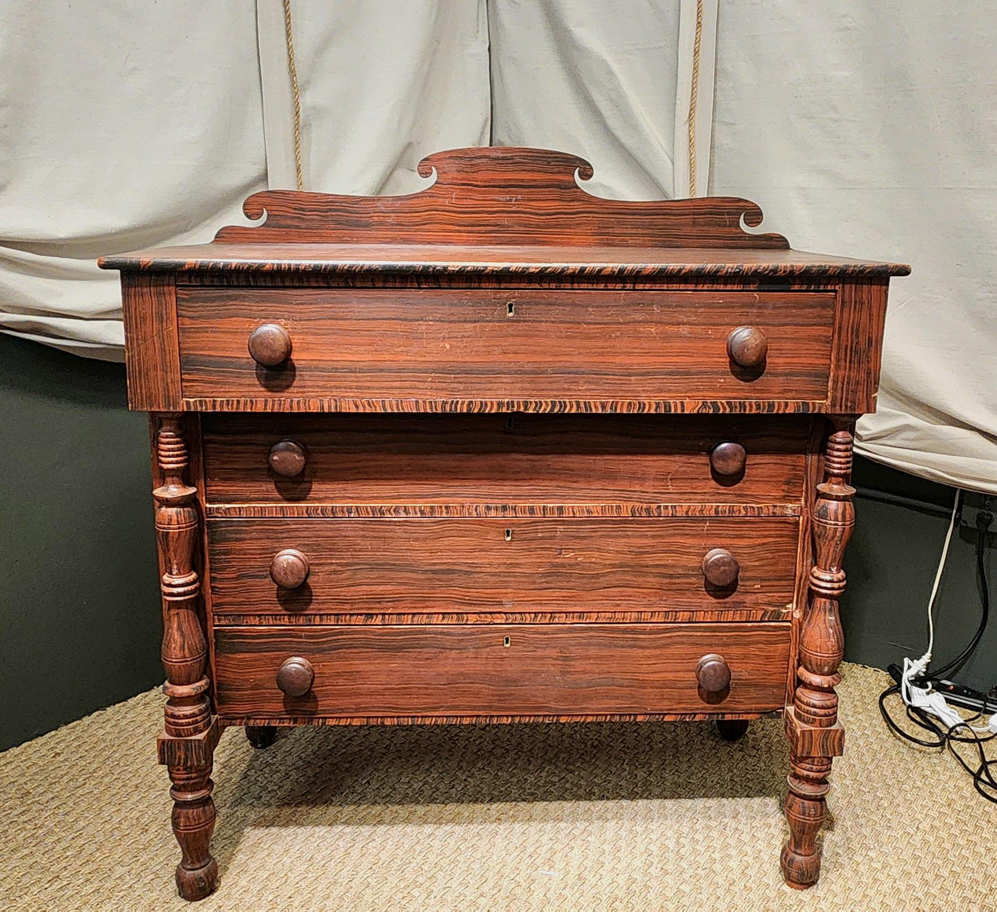 Artisanat Commode à tiroirs peinte en Grain, Maine Circa 1830 en vente