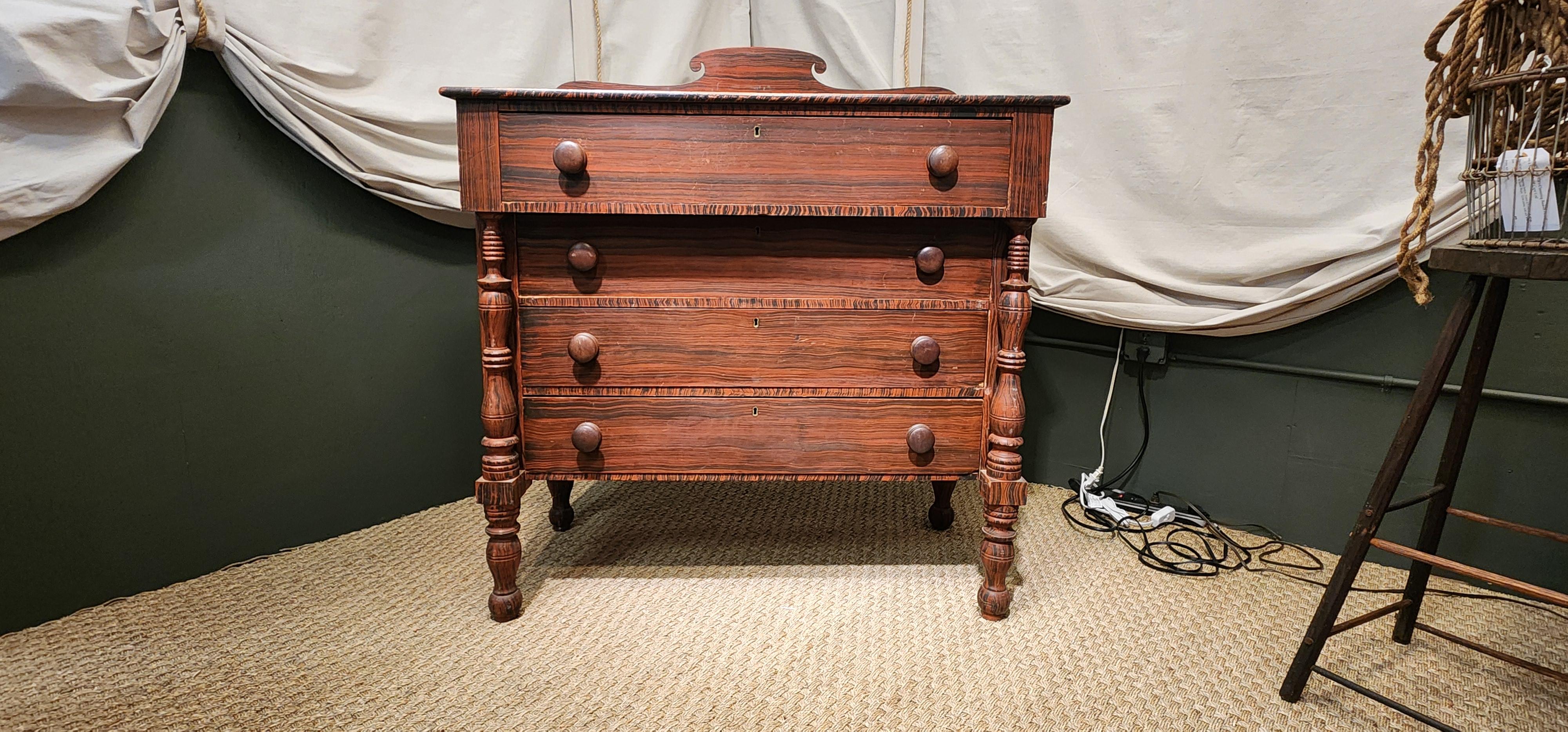 Américain Commode à tiroirs peinte en Grain, Maine Circa 1830 en vente